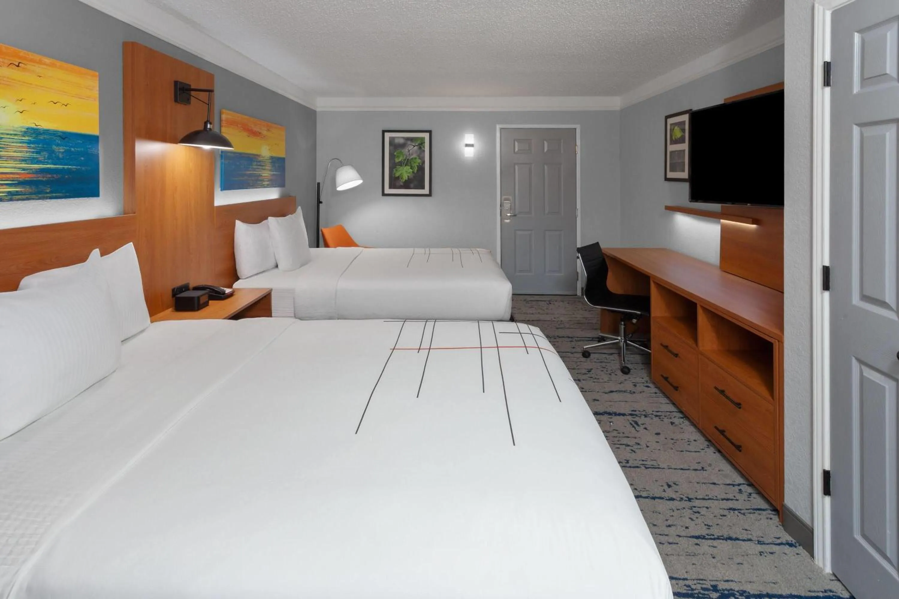 Photo of the whole room, Bed in La Quinta Inn by Wyndham Champaign