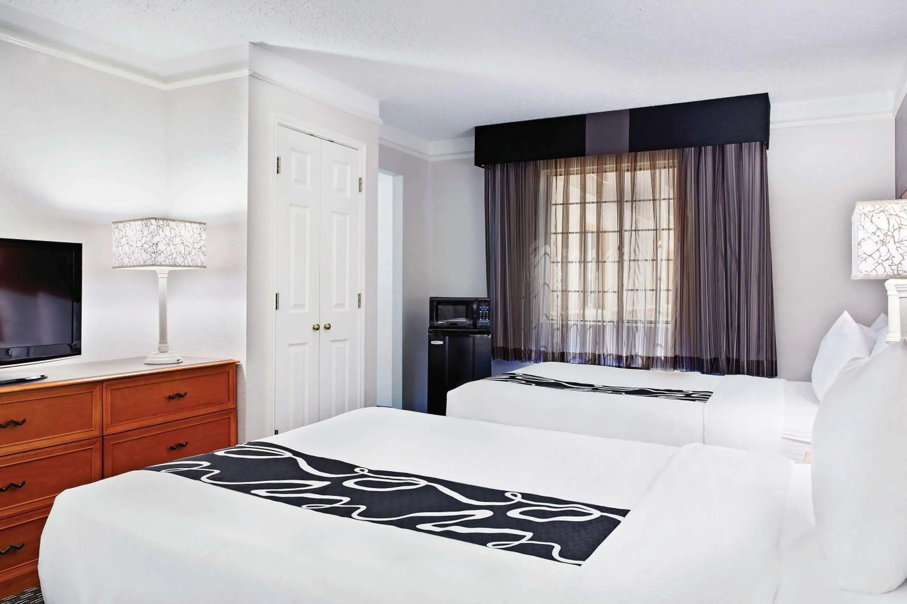 Photo of the whole room, Bed in La Quinta Inn by Wyndham Champaign