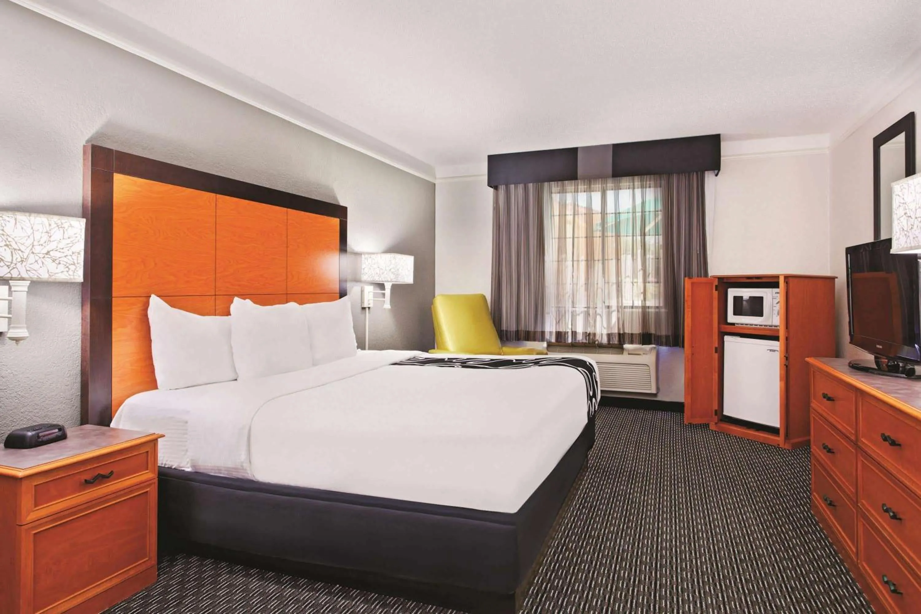 Photo of the whole room, Bed in La Quinta Inn by Wyndham Champaign