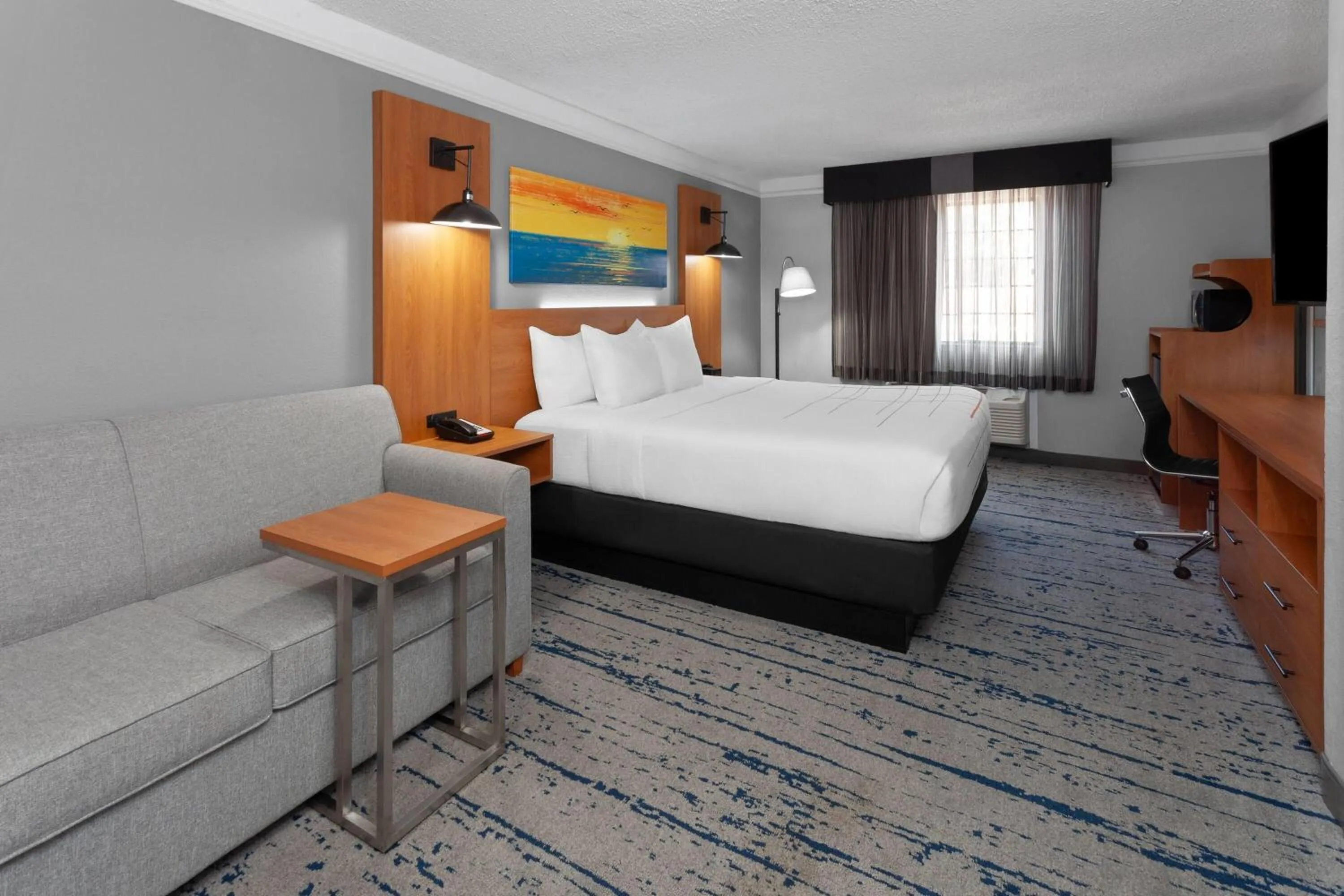 Photo of the whole room, Bed in La Quinta Inn by Wyndham Champaign