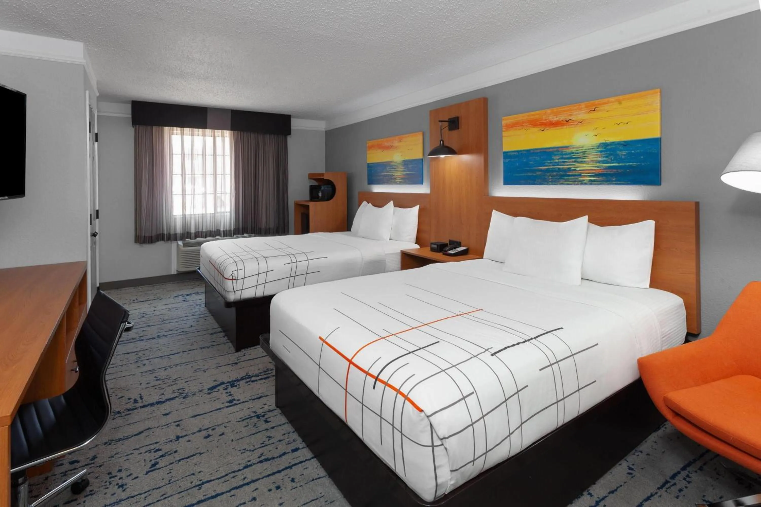 Photo of the whole room, Bed in La Quinta Inn by Wyndham Champaign