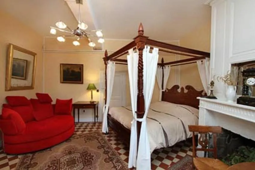 Bed in Chateau de Vaugrignon - Beer Spa