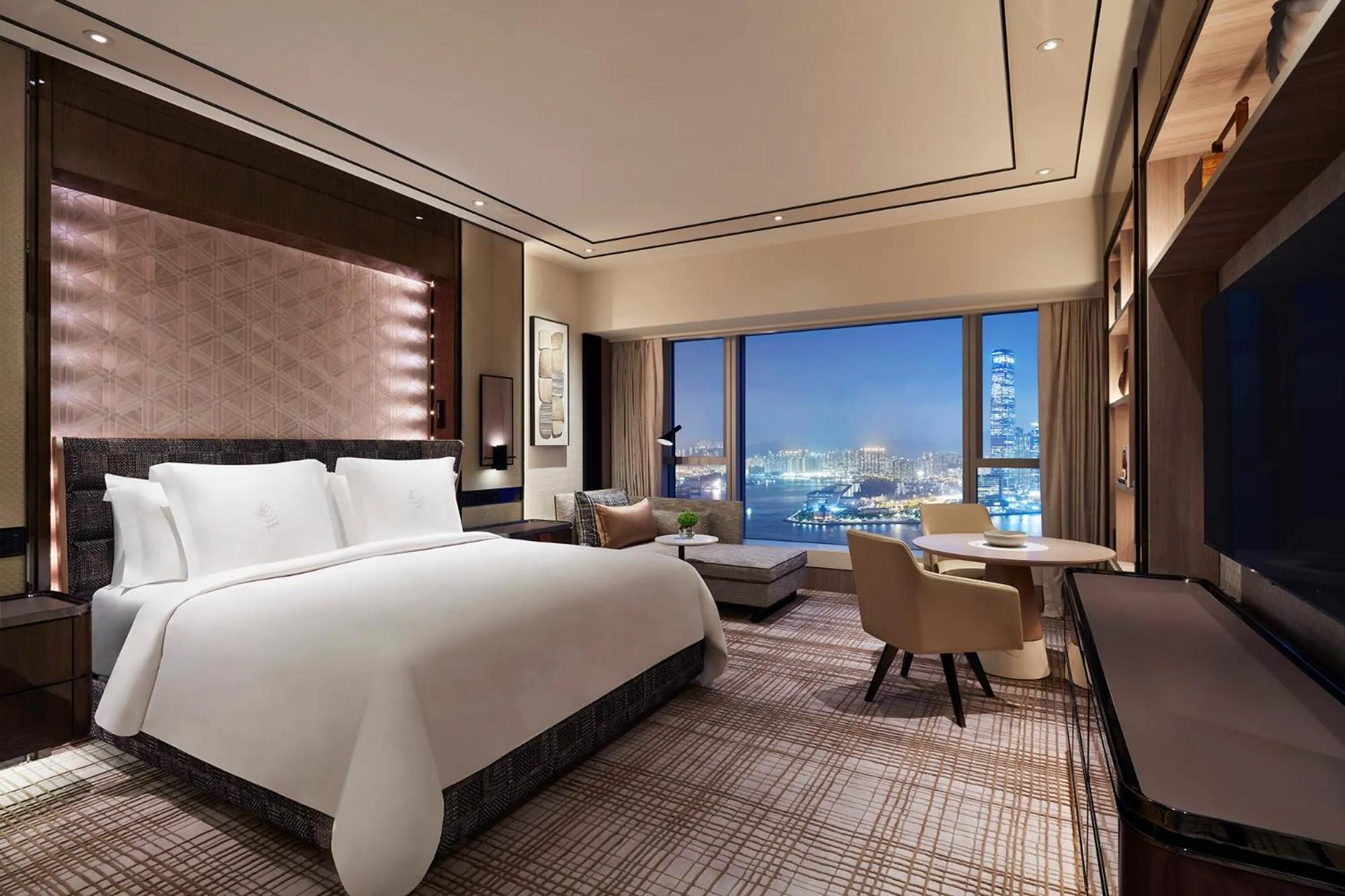 Bedroom, Bed in Four Seasons Hotel Hong Kong