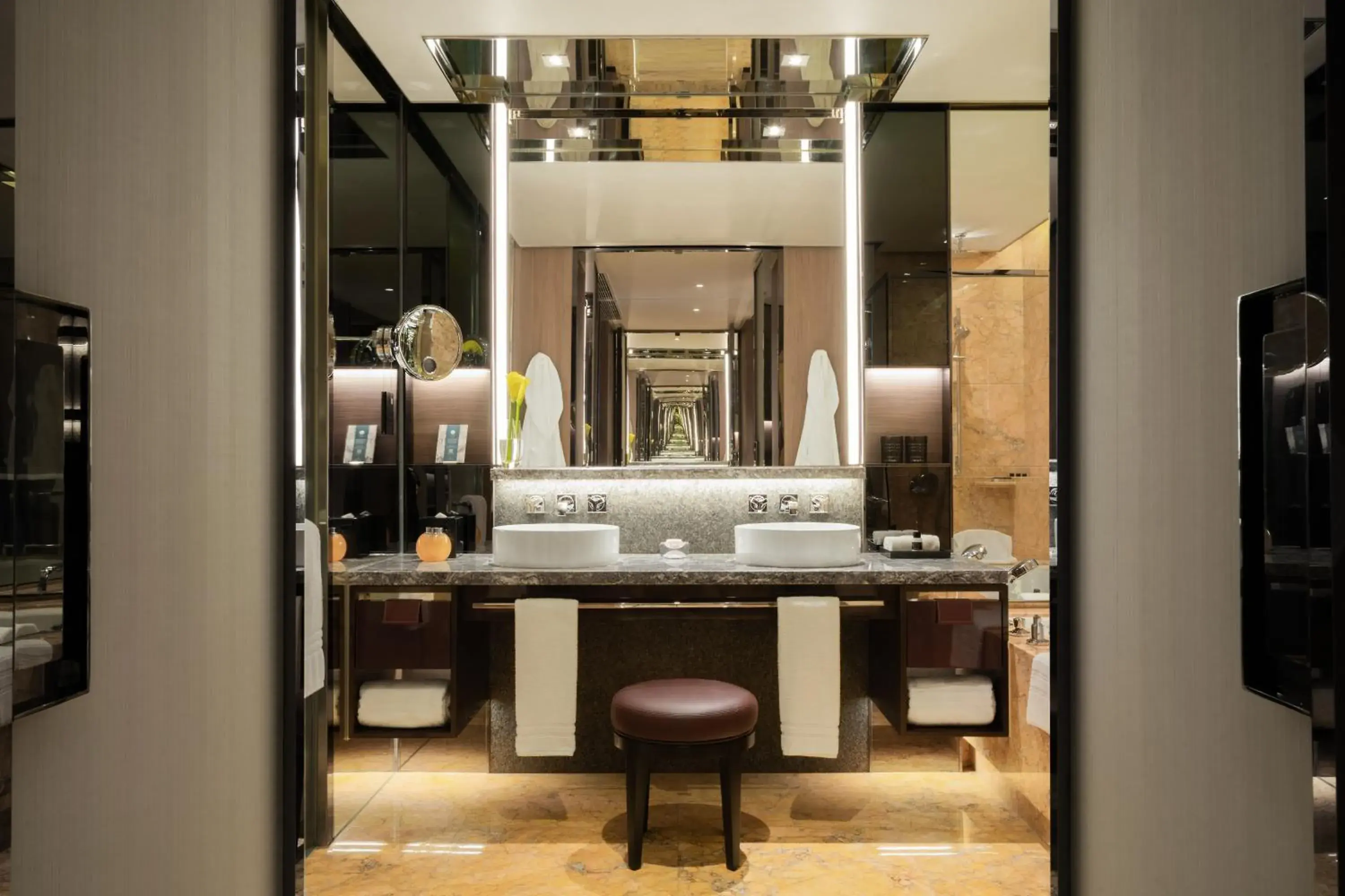 Executive Harbor View Room Two Double in Four Seasons Hotel Hong Kong Executive Harbor View Room Two Double in Four Seasons Hotel Hong Kong