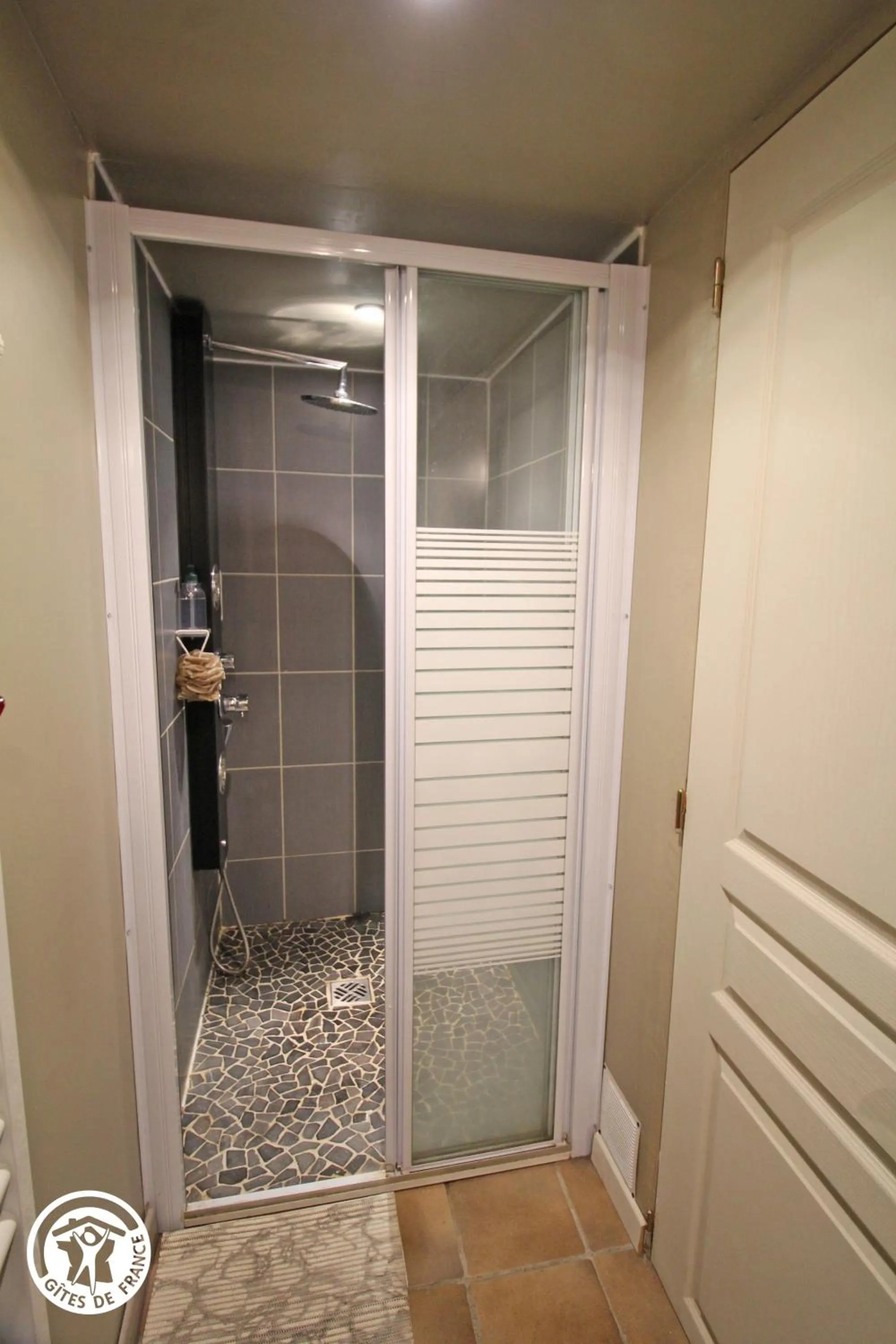 Shower in Chambre d’hôtes de Vauguenige