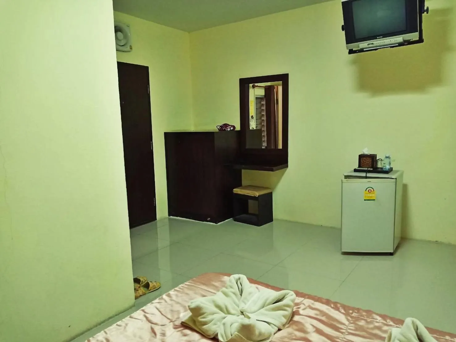 Photo of the whole room, TV/Entertainment Center in Baan Kanta Hotel