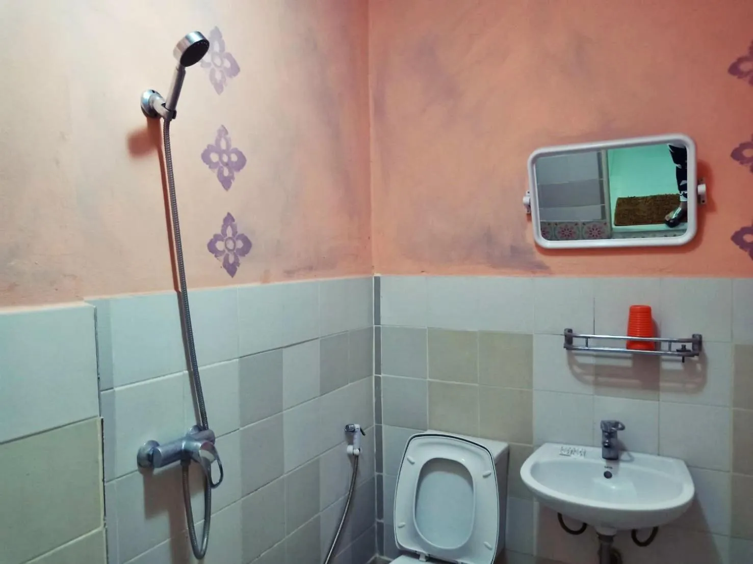 Shower, Bathroom in Baan Kanta Hotel