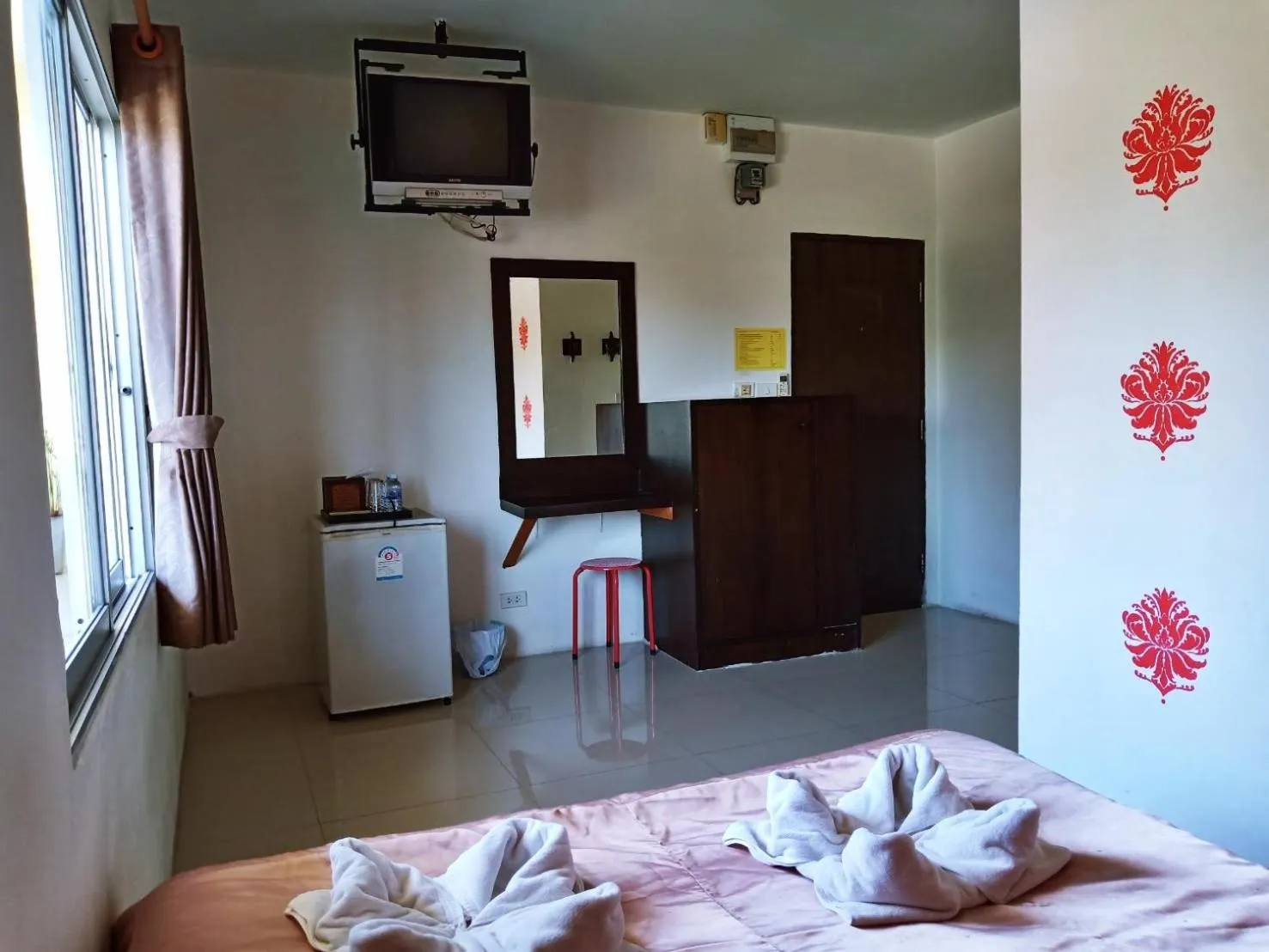 Photo of the whole room, TV/Entertainment Center in Baan Kanta Hotel