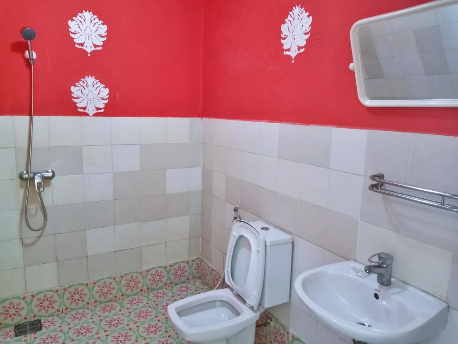 Shower, Bathroom in Baan Kanta Hotel