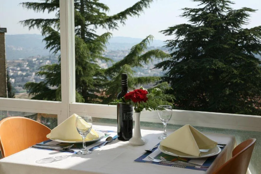 Restaurant/places to eat in Yearim Hotel