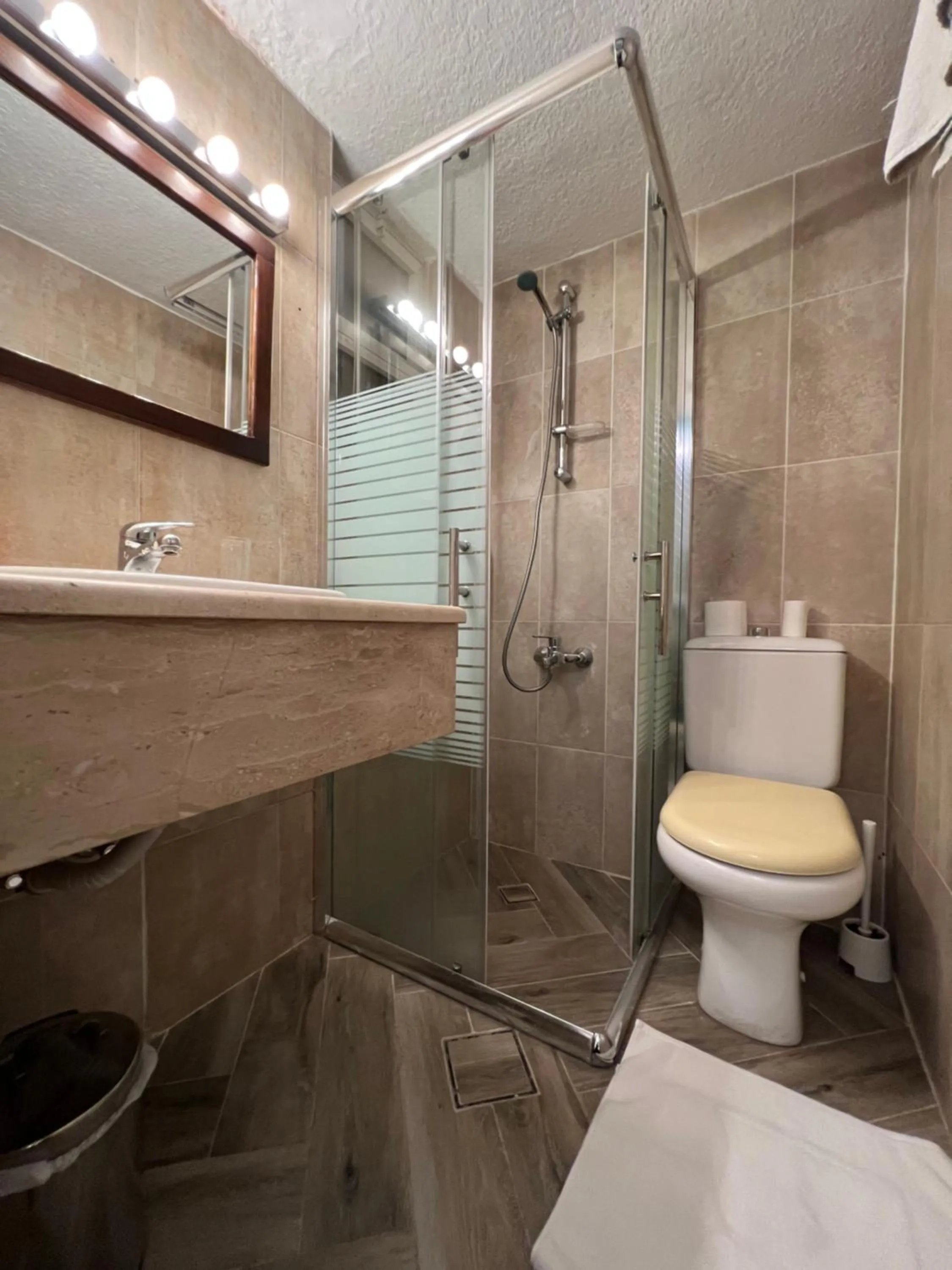 Shower in Bonita Inn