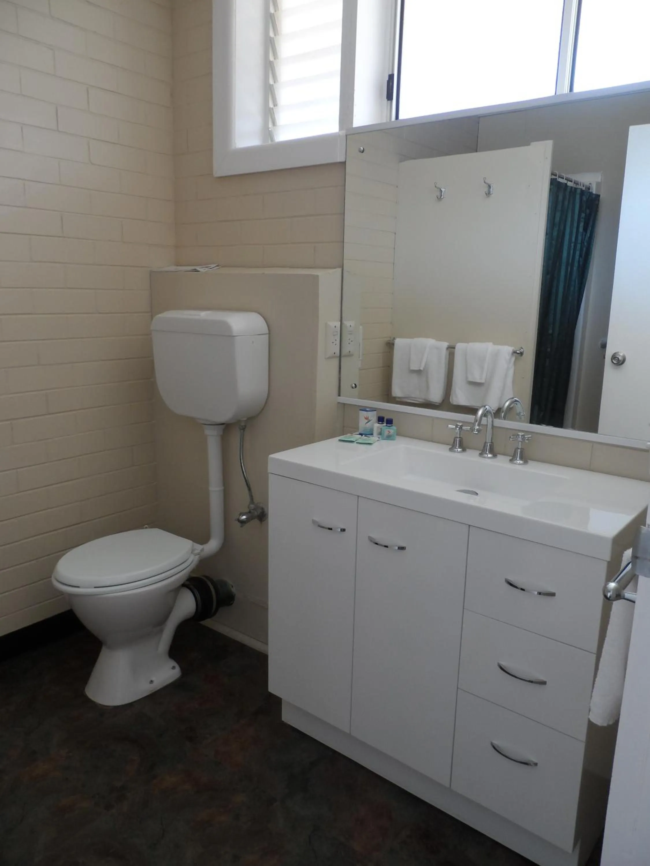 Bathroom in Wedderburn Goldseeker Motel