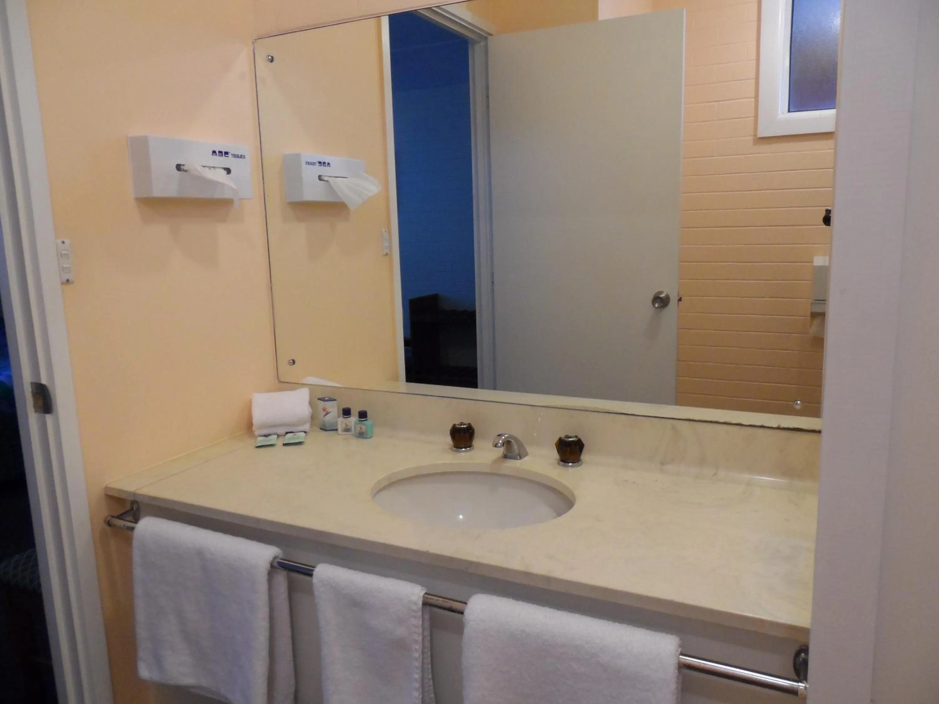 Bathroom in Wedderburn Goldseeker Motel