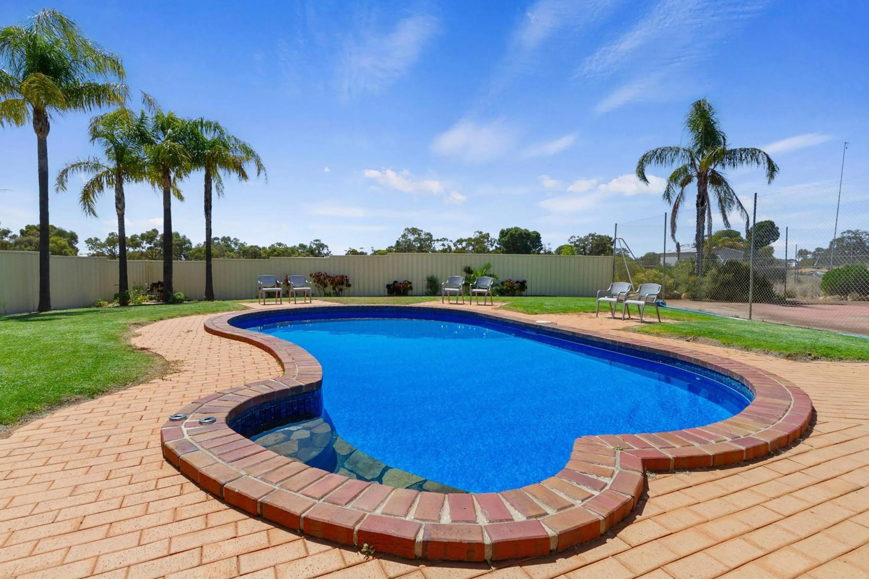 Swimming pool in Comfort Inn & Suites Riverland
