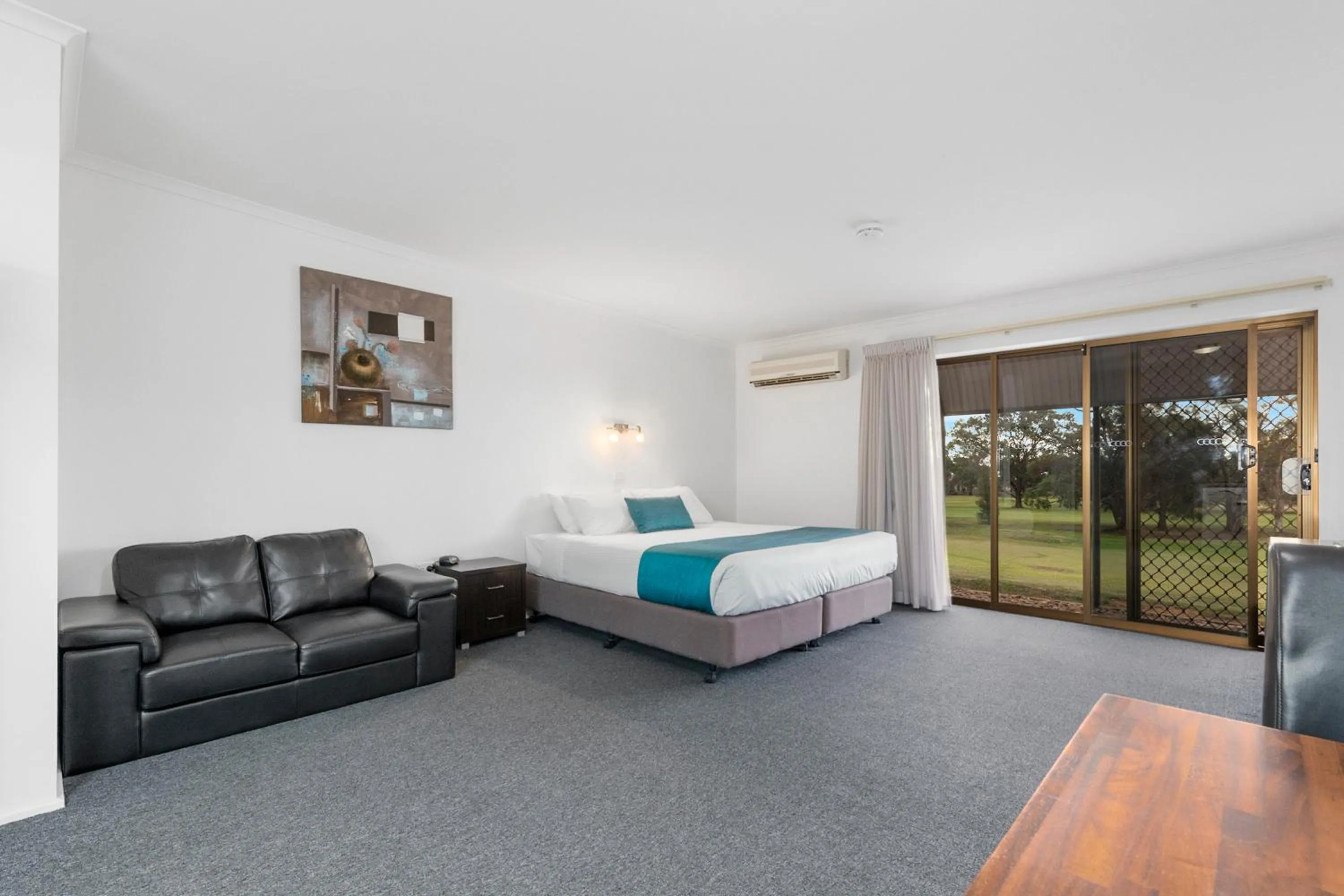 Bed in Comfort Inn & Suites Riverland