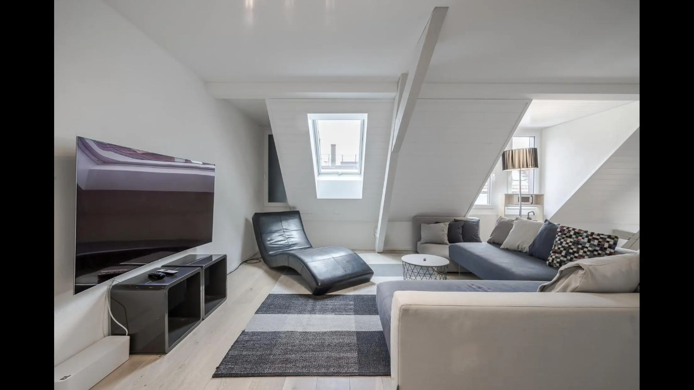 TV and multimedia in Luxury Penthouse Apartment