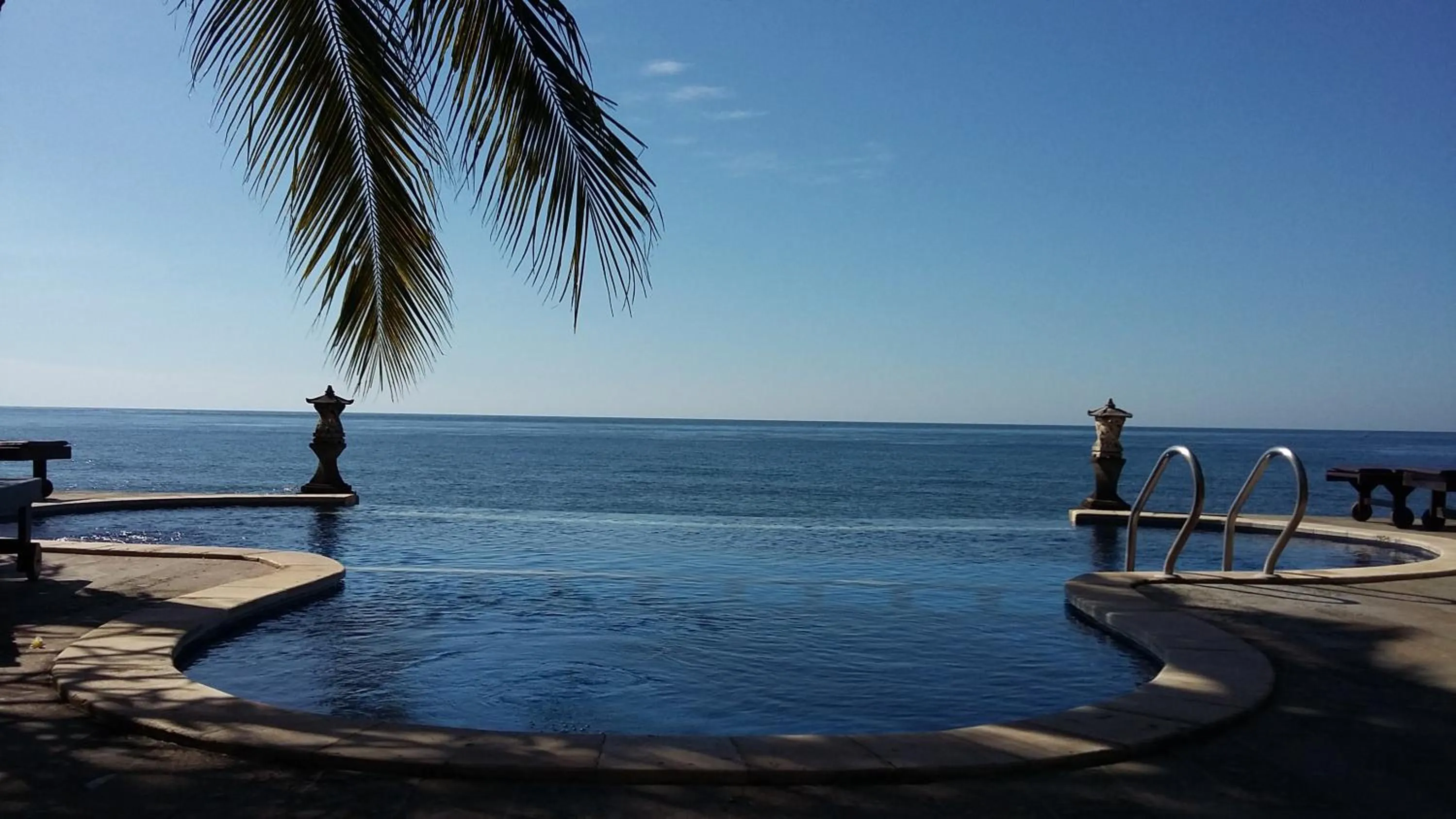Swimming pool in Three Brothers Bobby's Villas
