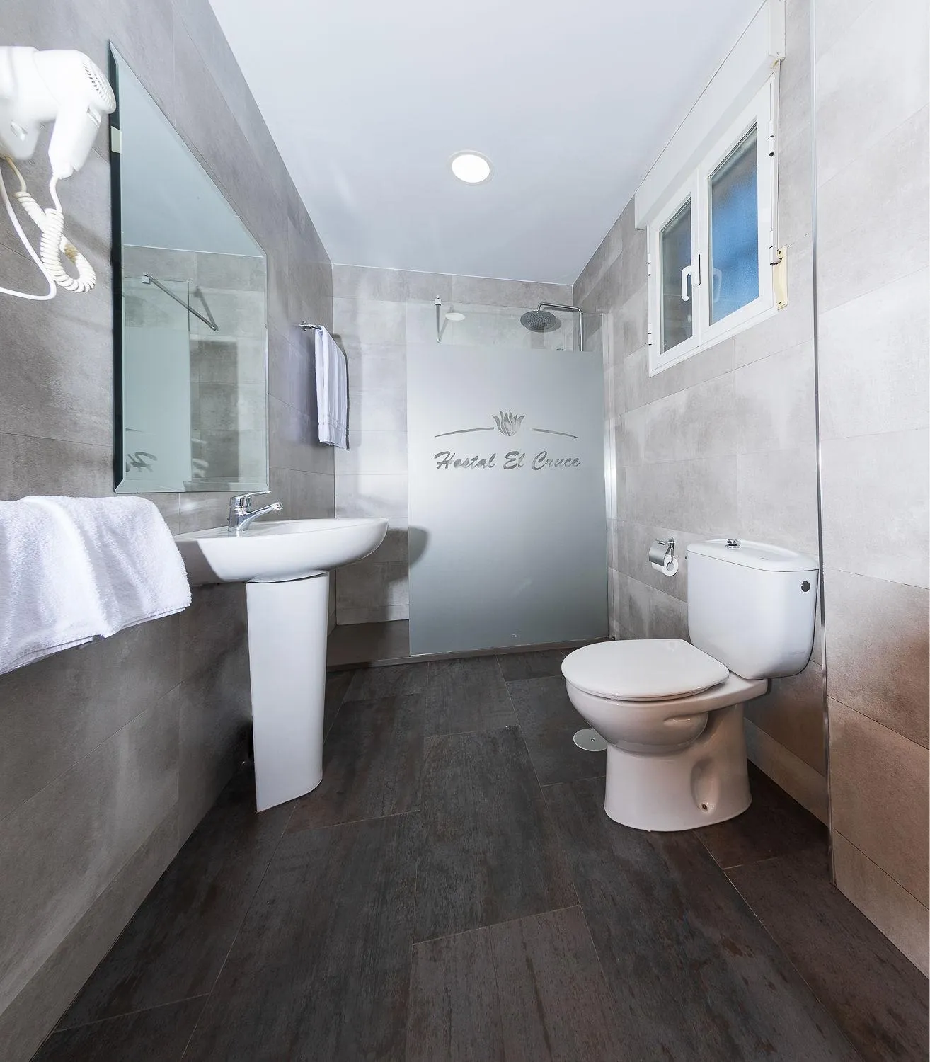 Shower in Hostal El Cruce