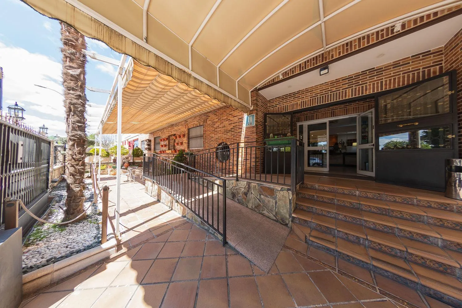 Facade/entrance in Hostal El Cruce