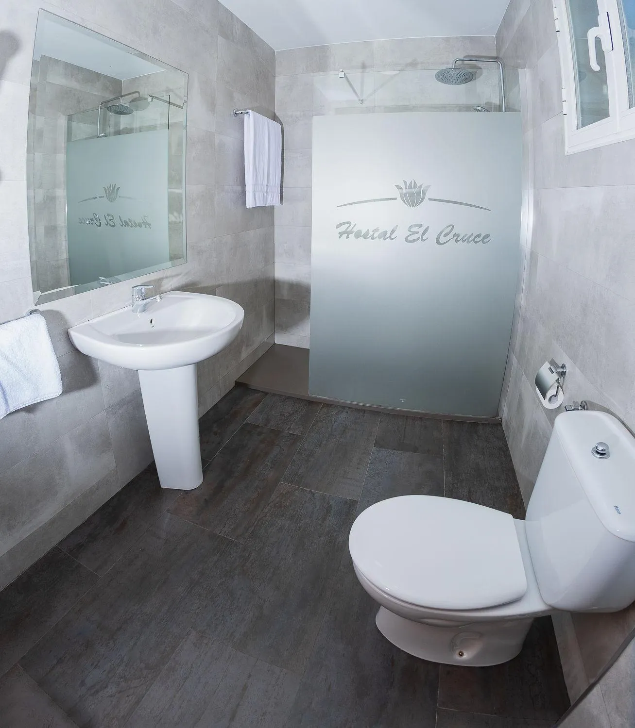 Shower in Hostal El Cruce