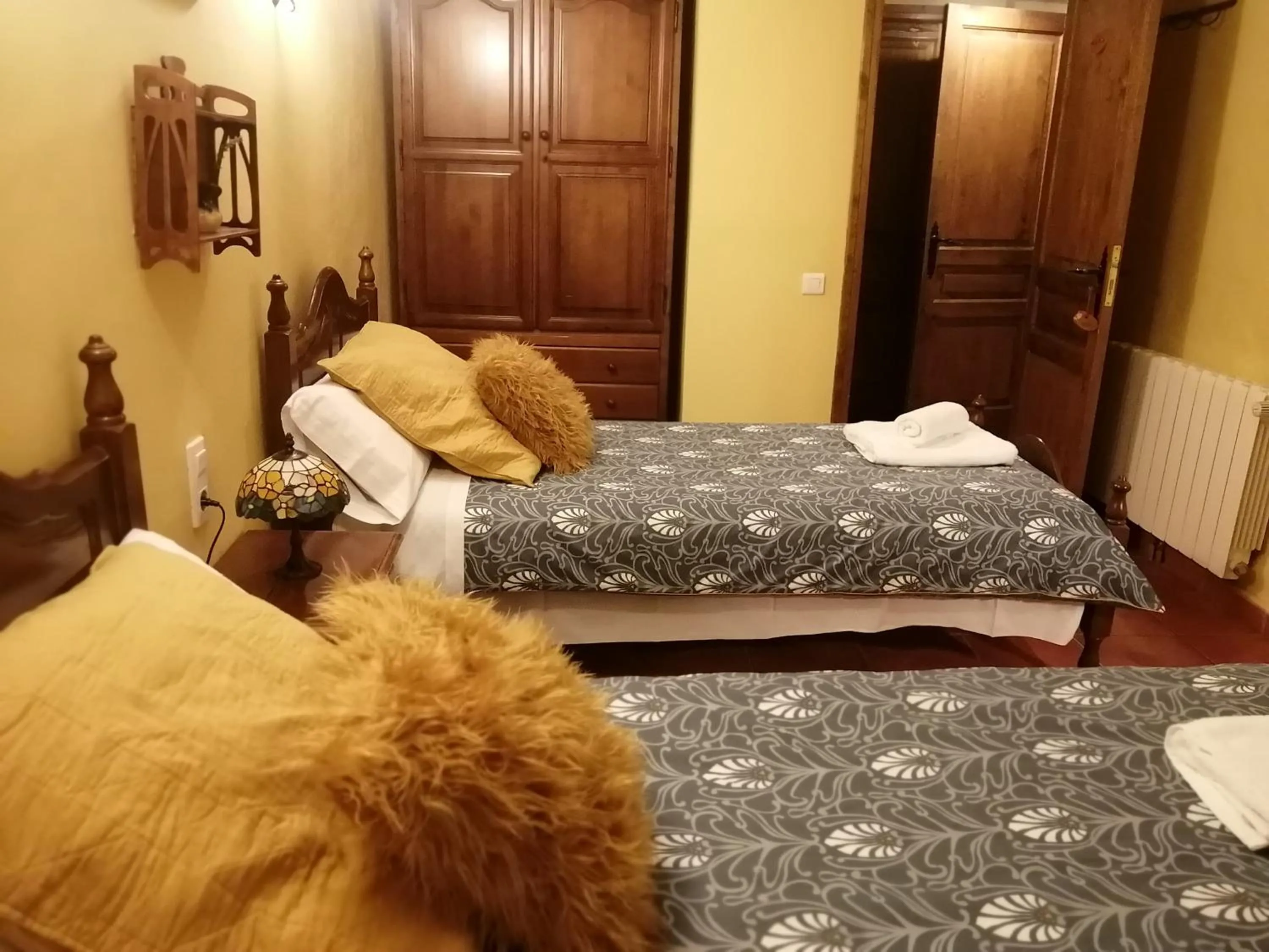 Twin Room with Bathroom in Cal Pons