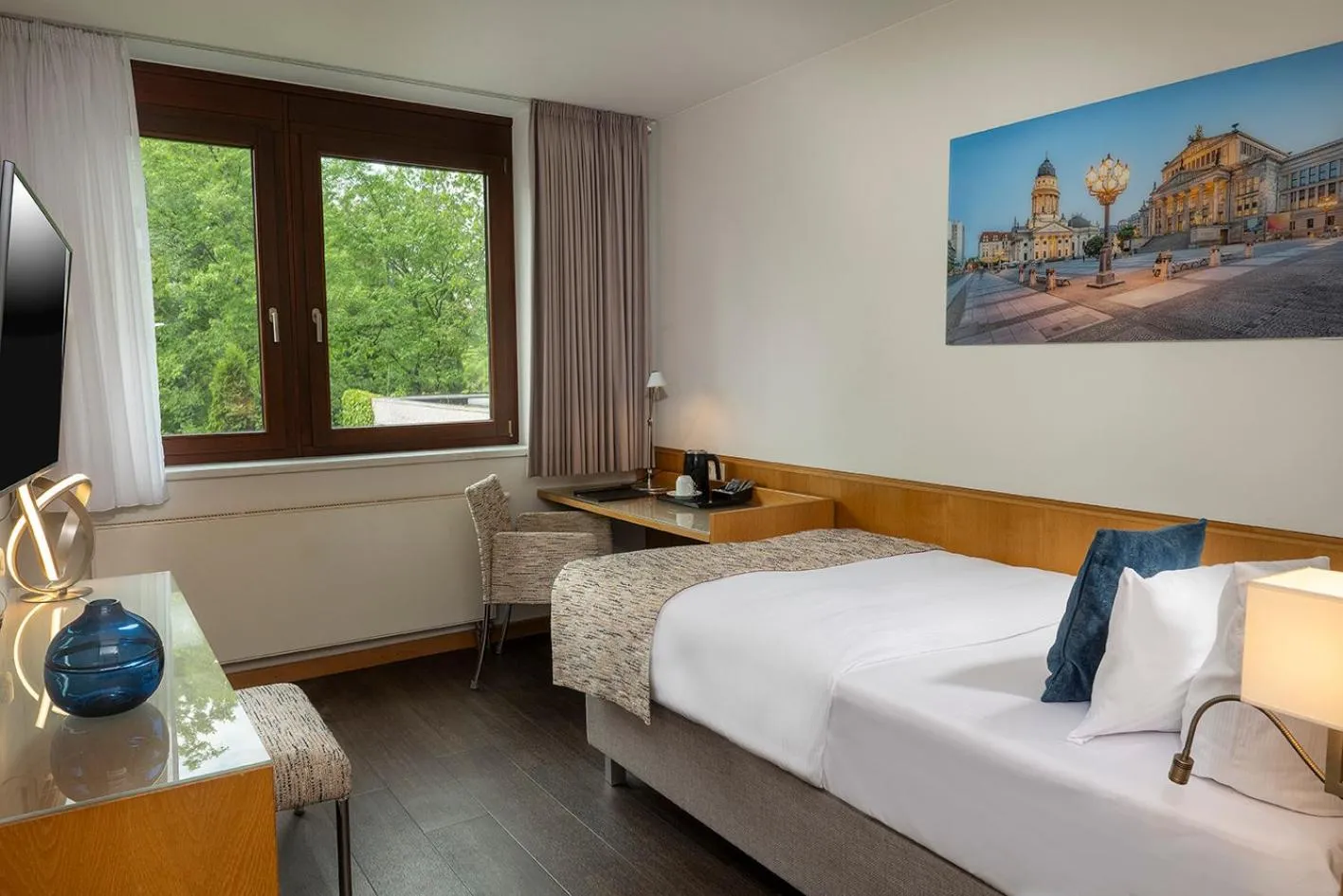 Photo of the whole room, Bed in Hotel Aquino Berlin