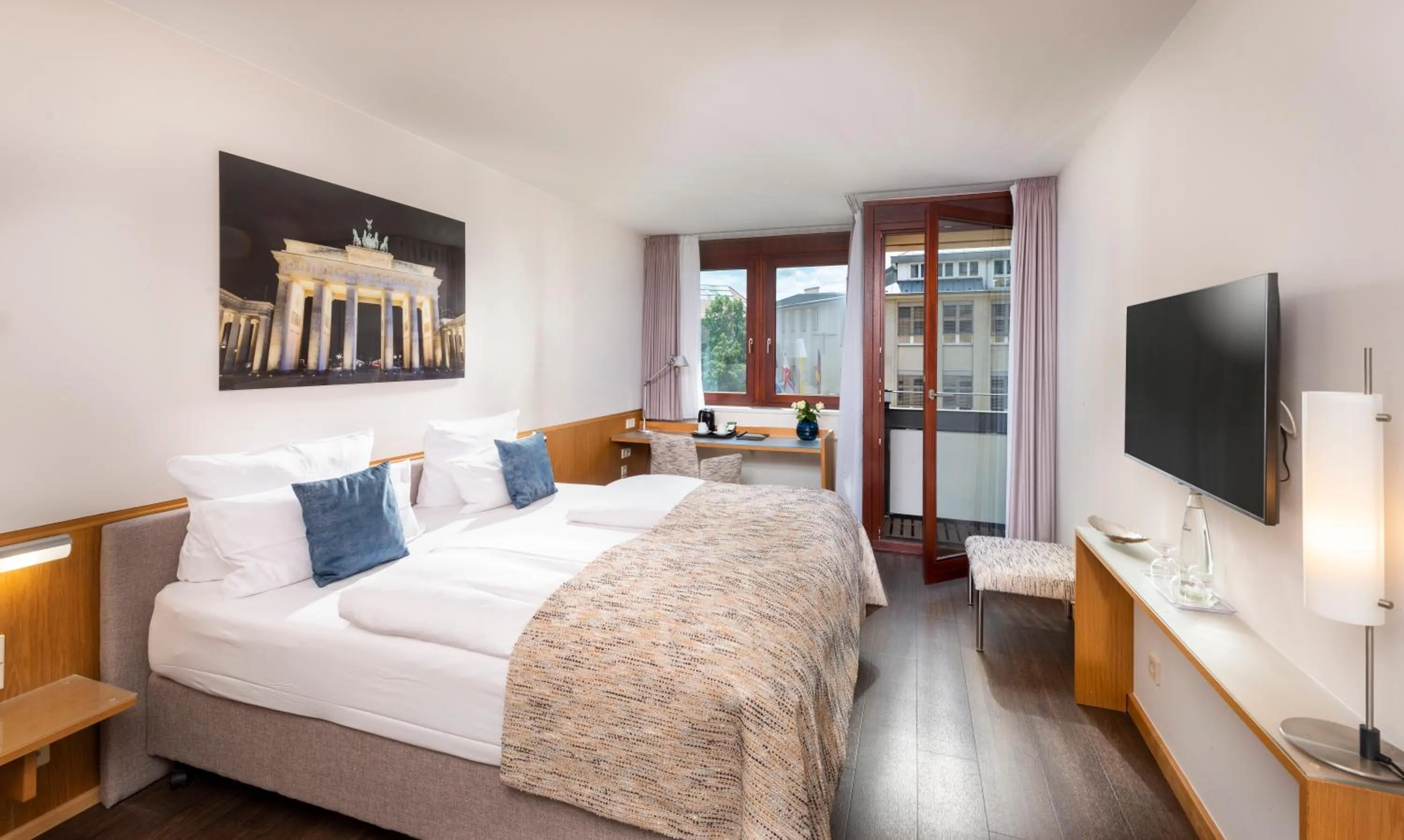 Photo of the whole room, Bed in Hotel Aquino Berlin