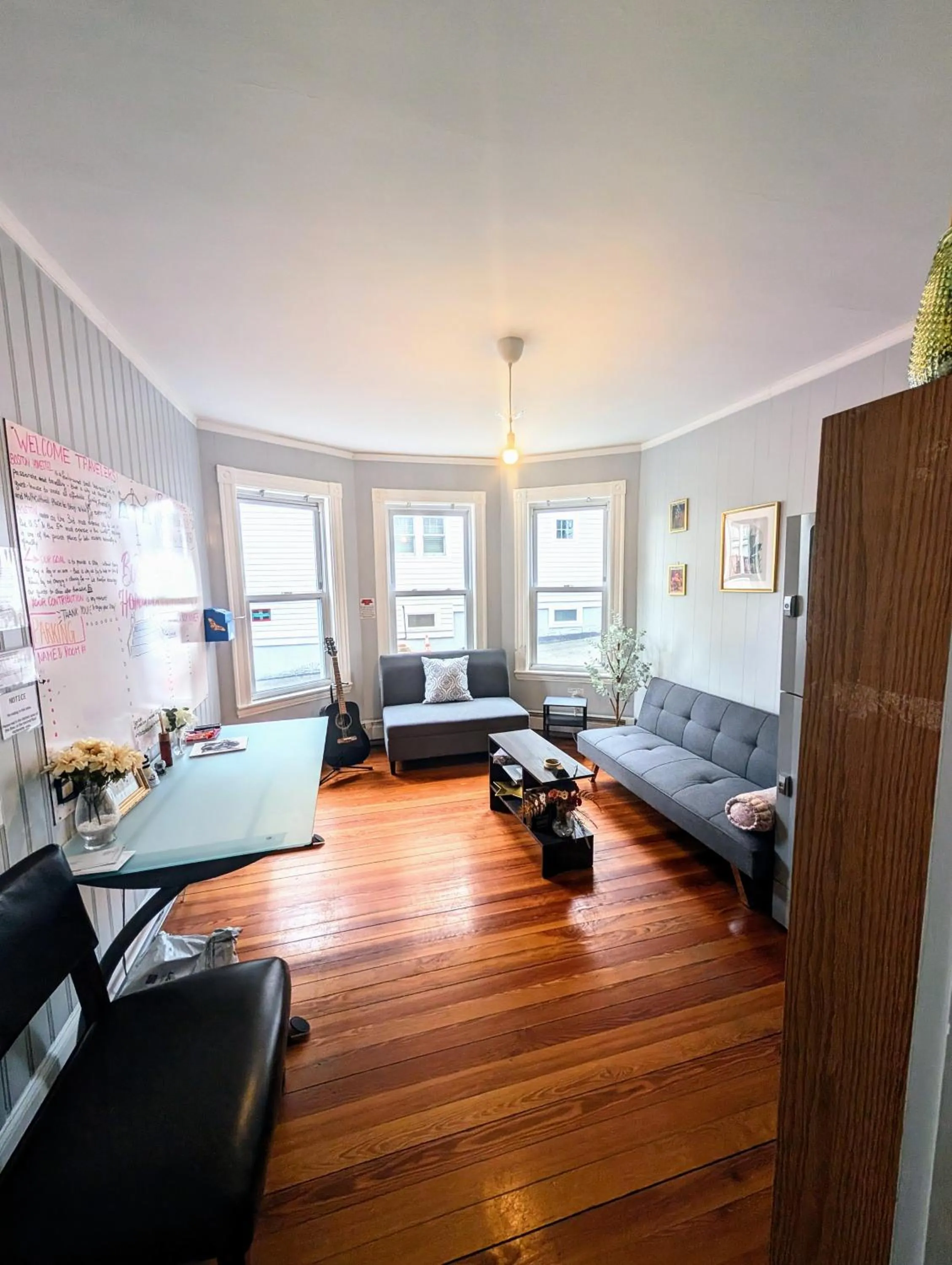 Living room, Bed in Boston Homestel