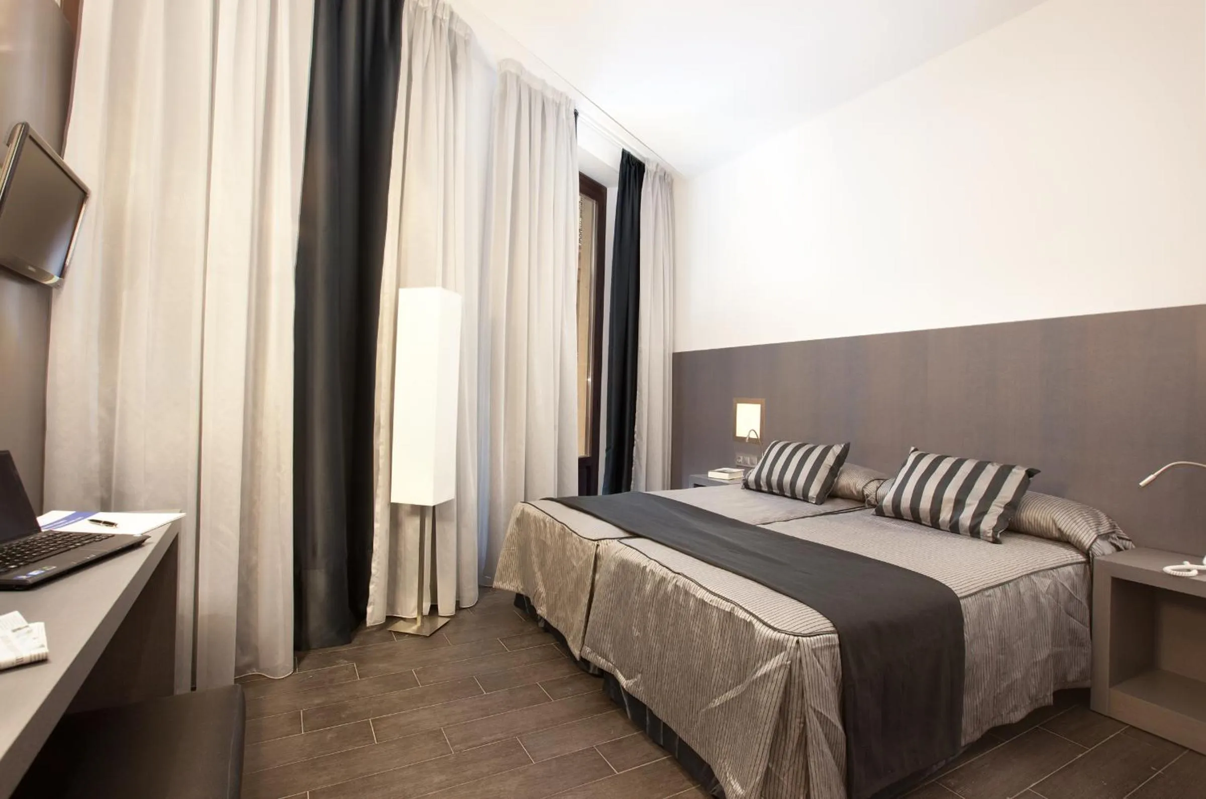 Photo of the whole room, Bed in Dalia Ramblas