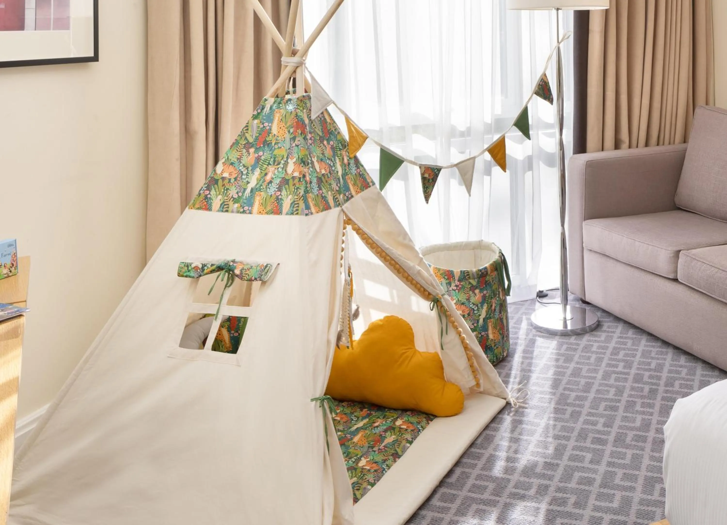 Photo of the whole room, Bed in Hilton London Watford