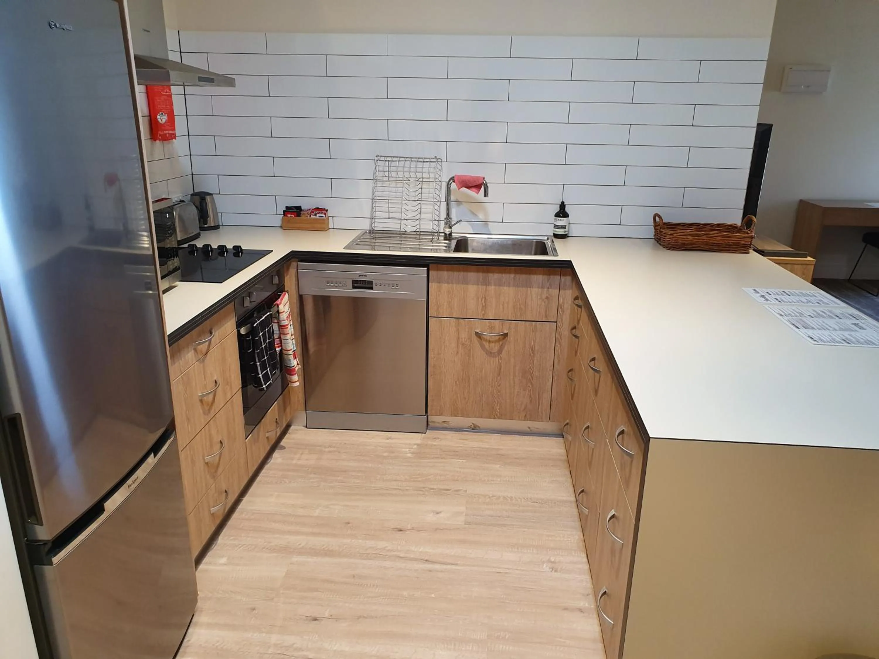 Kitchen or kitchenette in Porter's Plainland Hotel