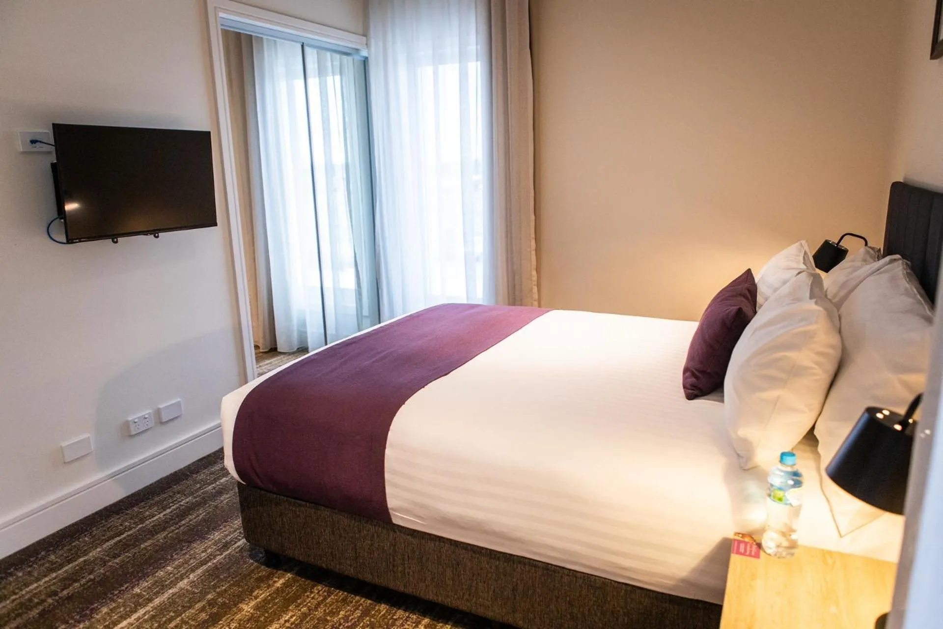 Bedroom, Bed in Porter's Plainland Hotel