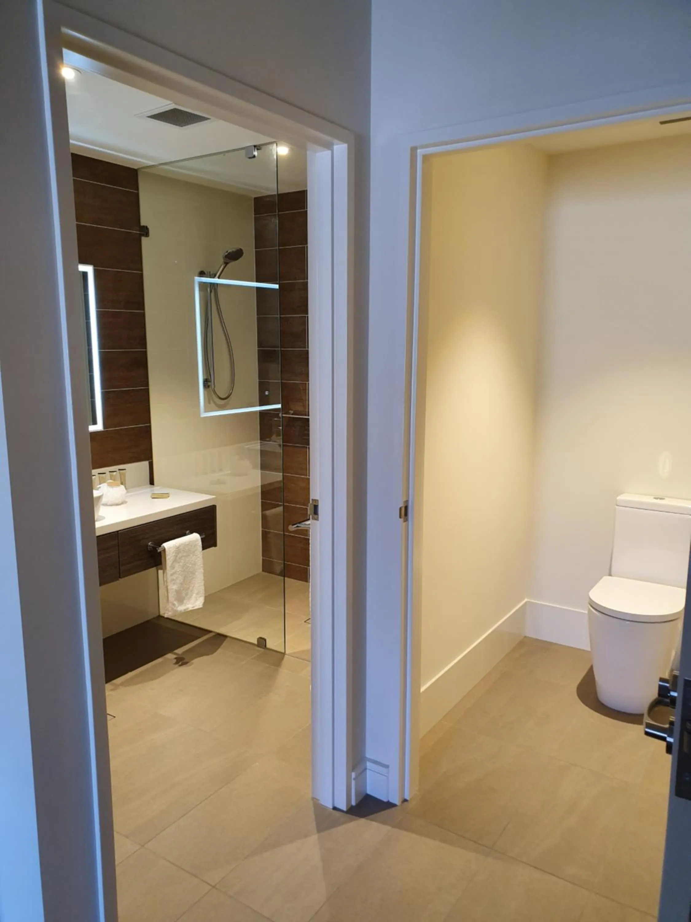 Toilet in Porter's Plainland Hotel