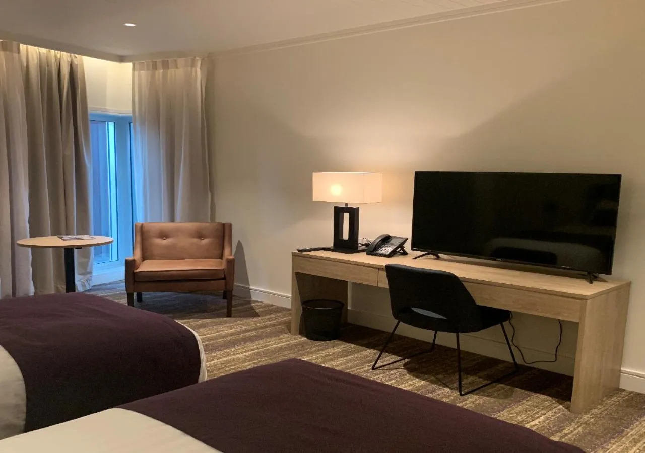 TV and multimedia, Bed in Porter's Plainland Hotel