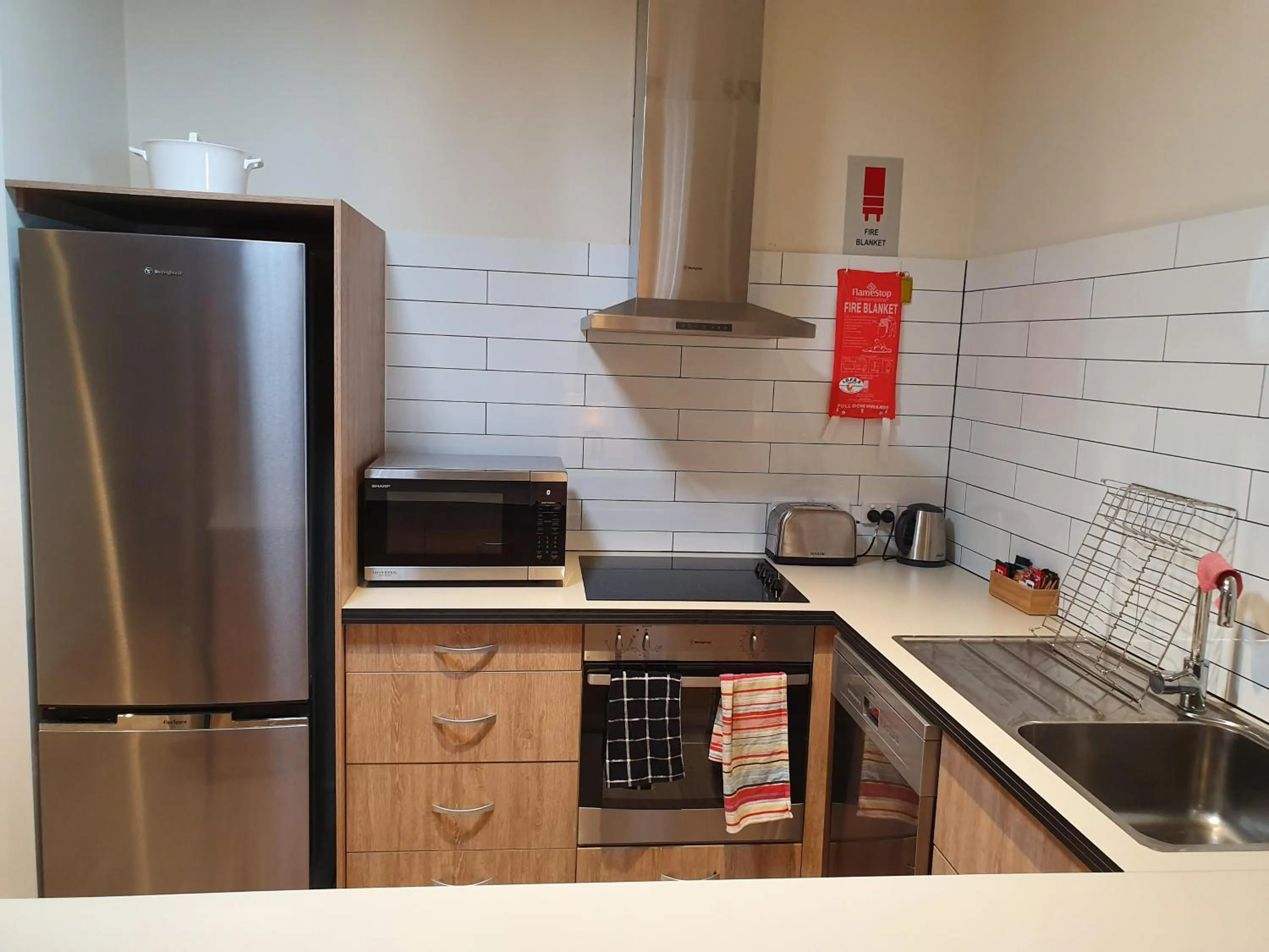 Kitchen or kitchenette in Porter's Plainland Hotel