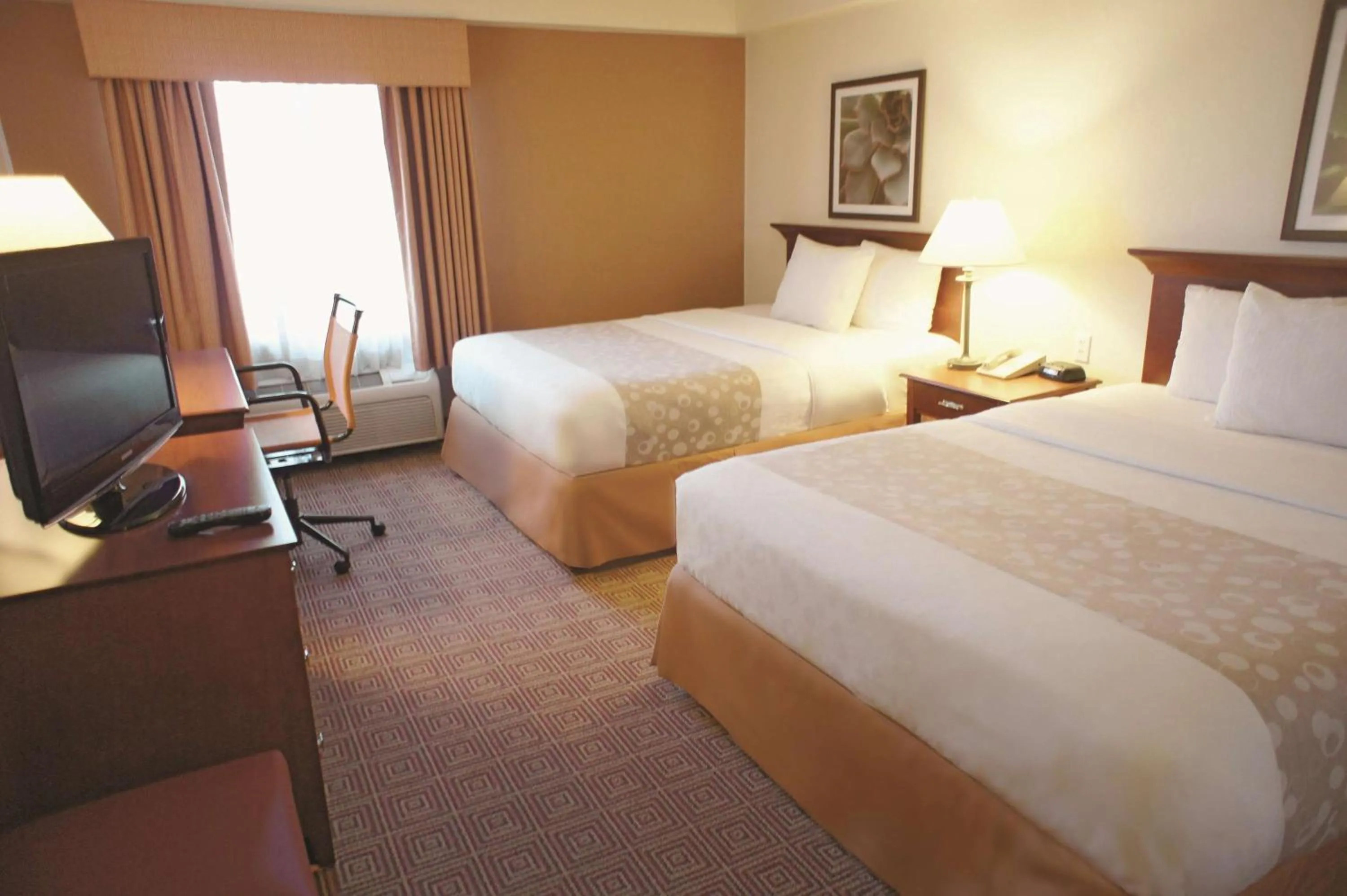 Photo of the whole room, Bed in La Quinta by Wyndham Stamford / New York City