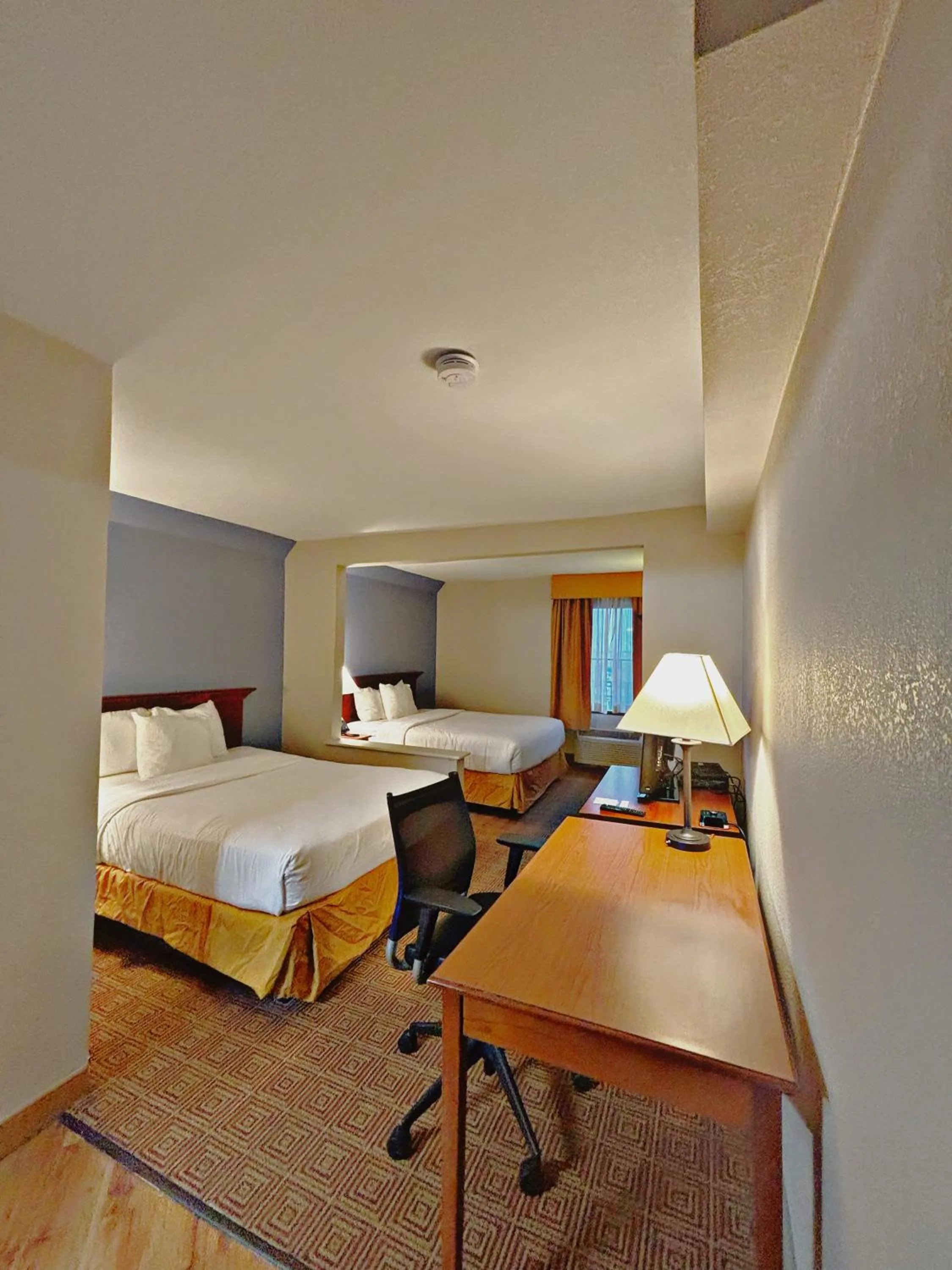Photo of the whole room, Bed in La Quinta by Wyndham Stamford / New York City