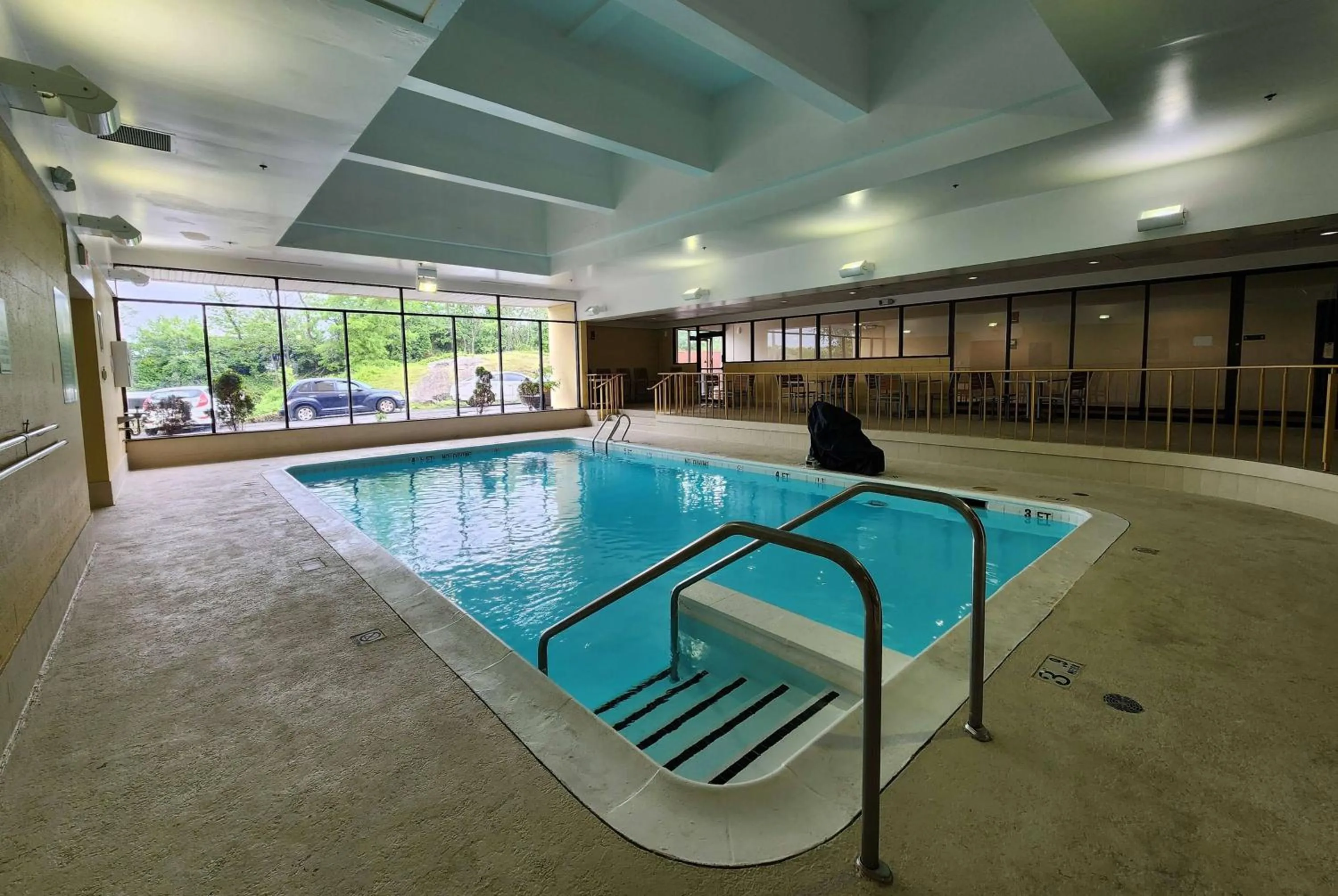 Swimming pool in La Quinta by Wyndham Stamford / New York City