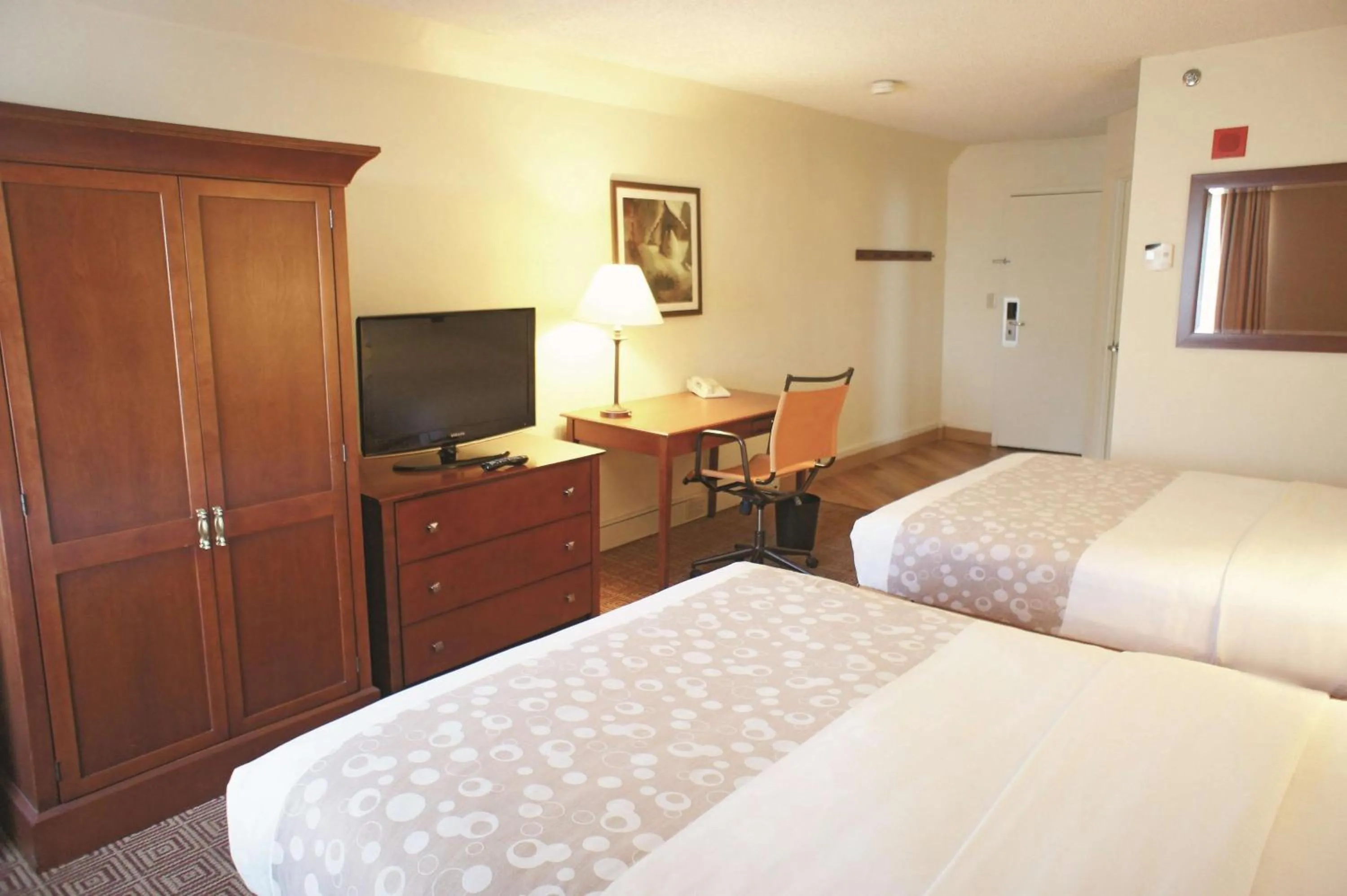 Photo of the whole room, Bed in La Quinta by Wyndham Stamford / New York City