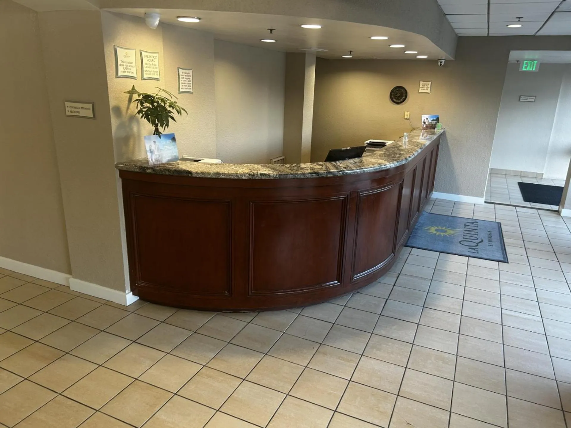Lobby or reception in La Quinta by Wyndham Stamford / New York City