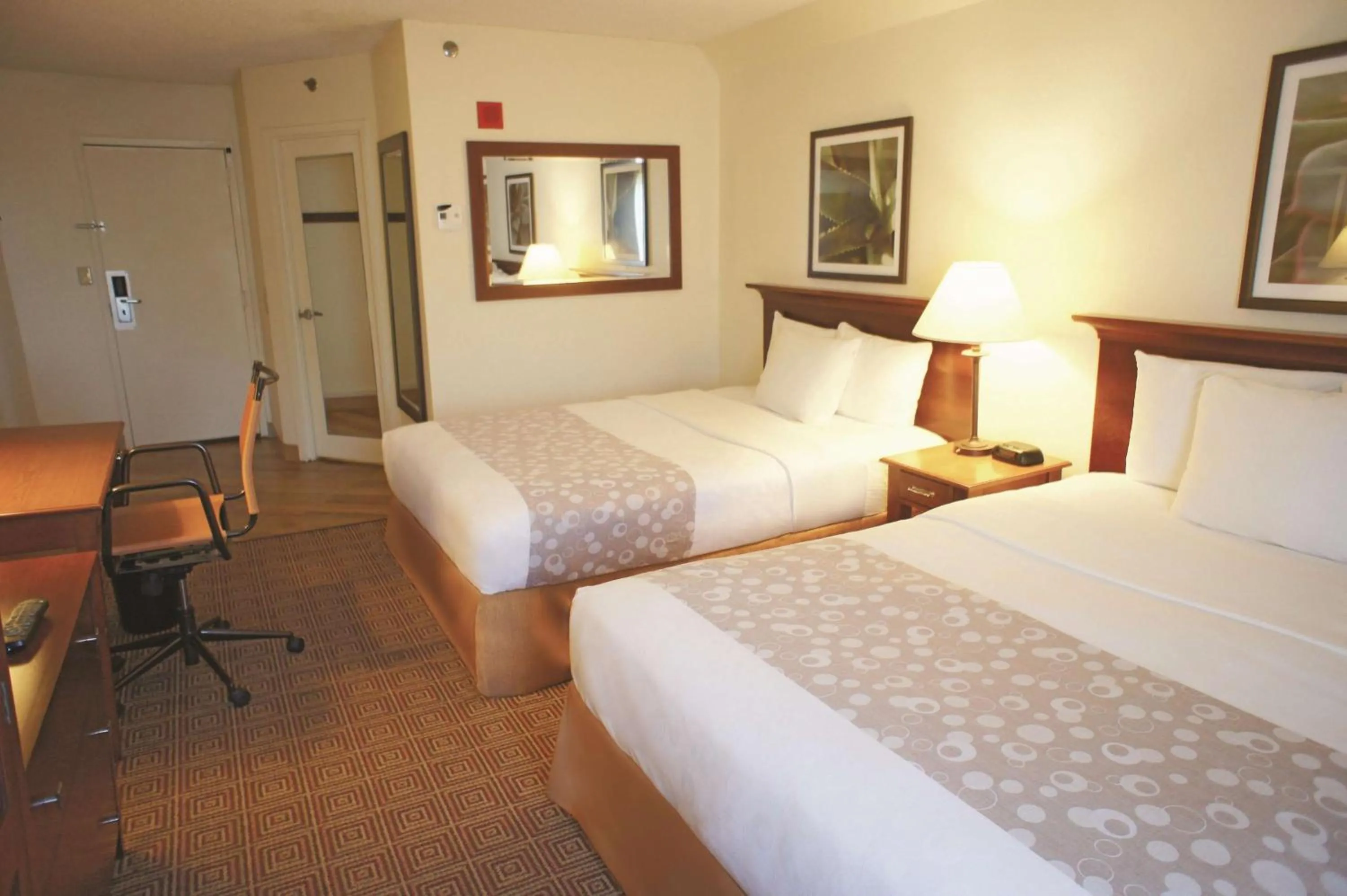 Photo of the whole room, Bed in La Quinta by Wyndham Stamford / New York City