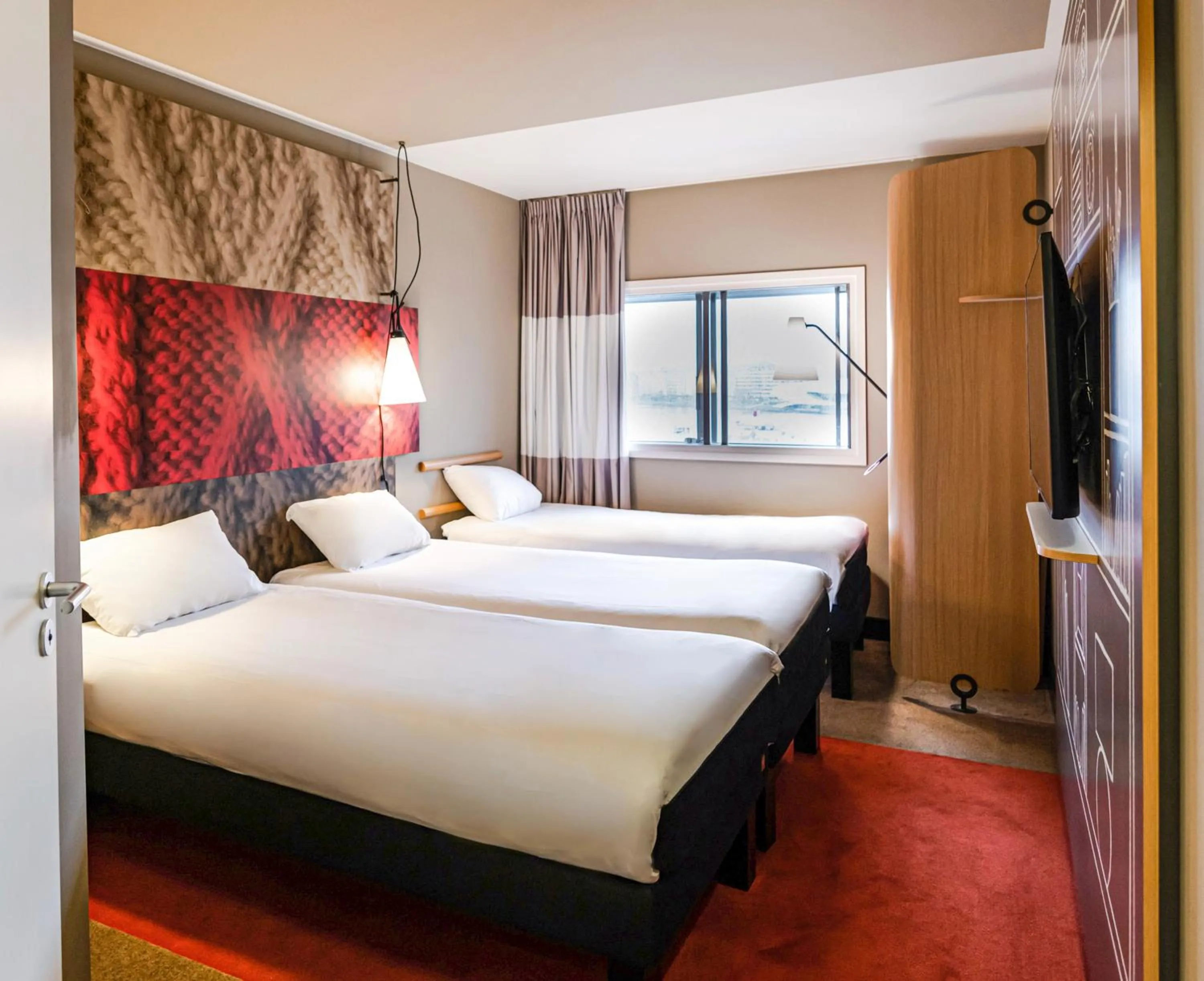 Photo of the whole room, Bed in ibis Manchester Centre 96 Portland Street