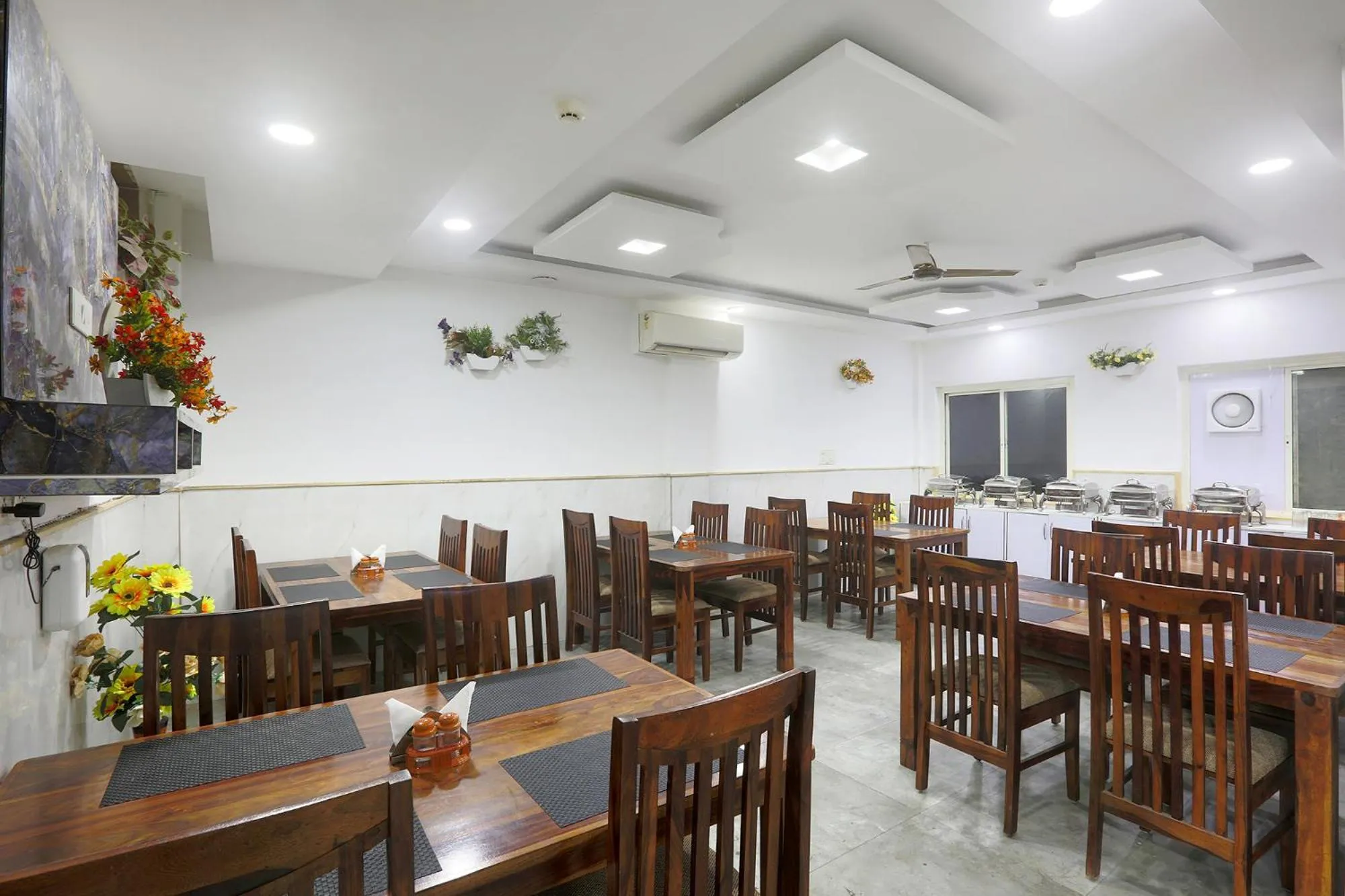 Restaurant/places to eat in FabHotel Airport Zone Olive