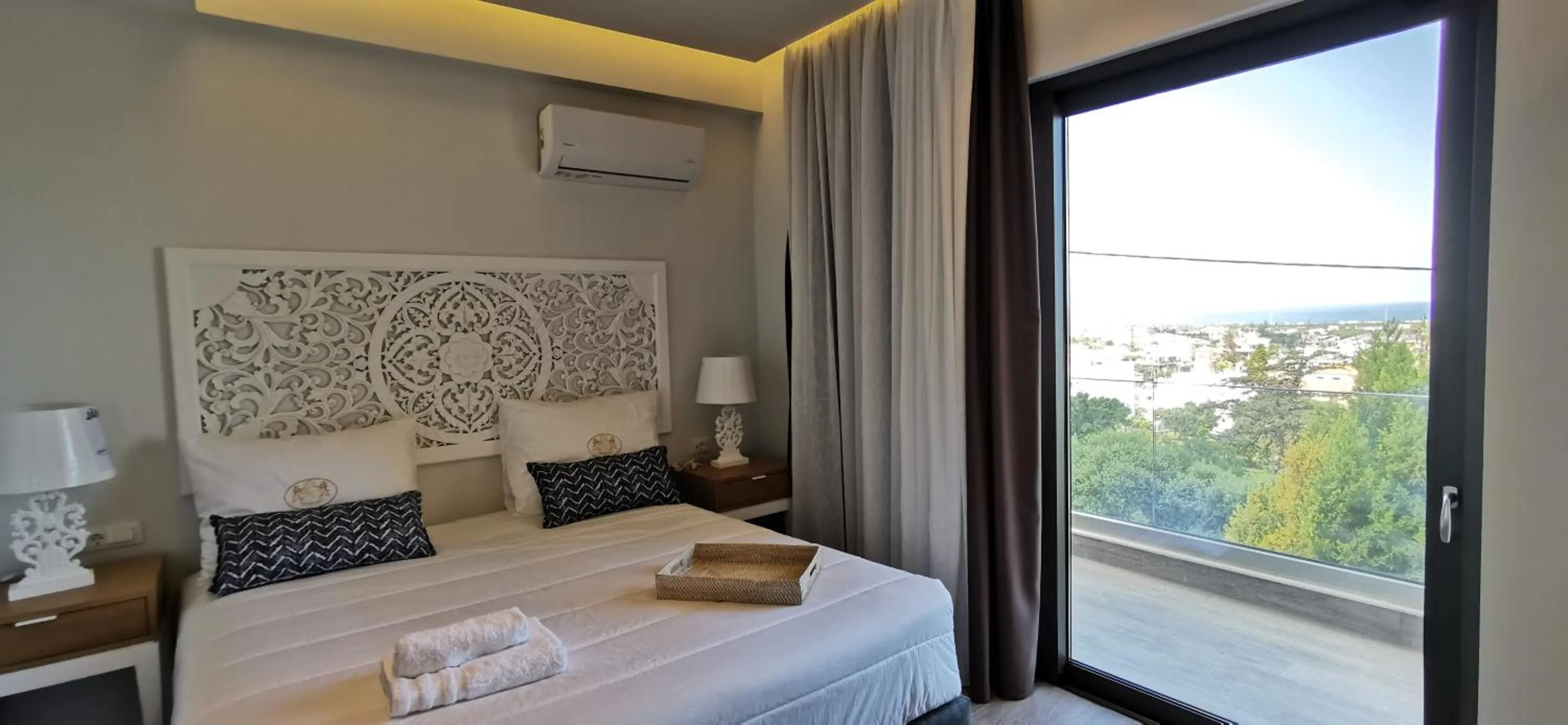 Balcony/Terrace, Bed in Villaggio Boutique Hotel Hersonissos - Adults Only