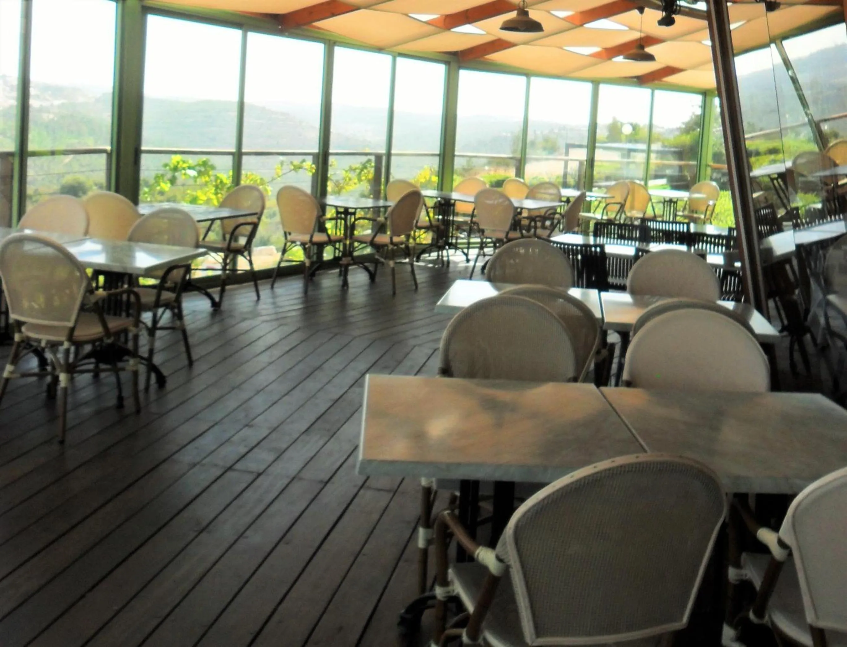 Restaurant/places to eat in Shoresh Green Hills