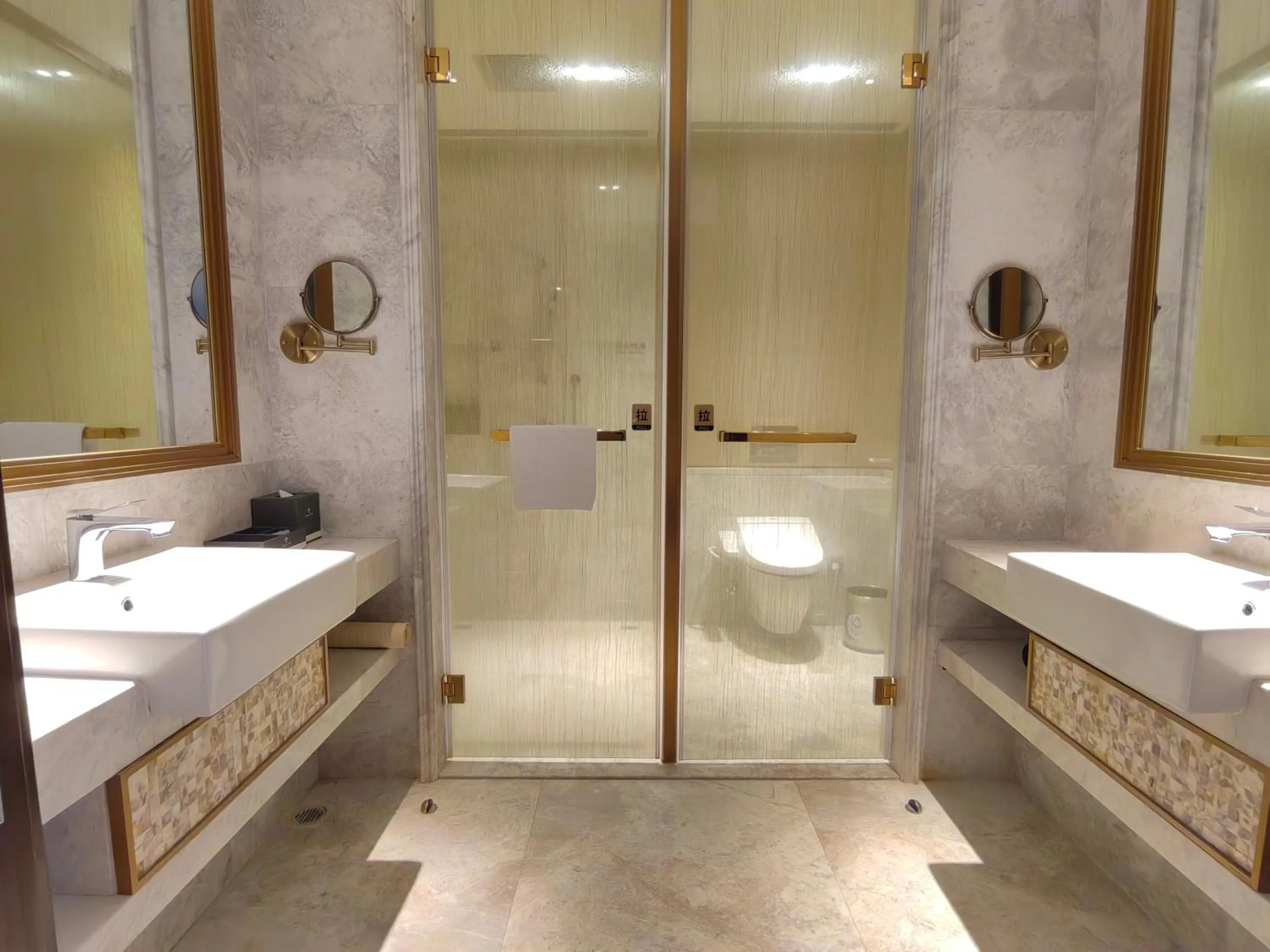 Toilet in The Yun Hotel Foshan Nanhai