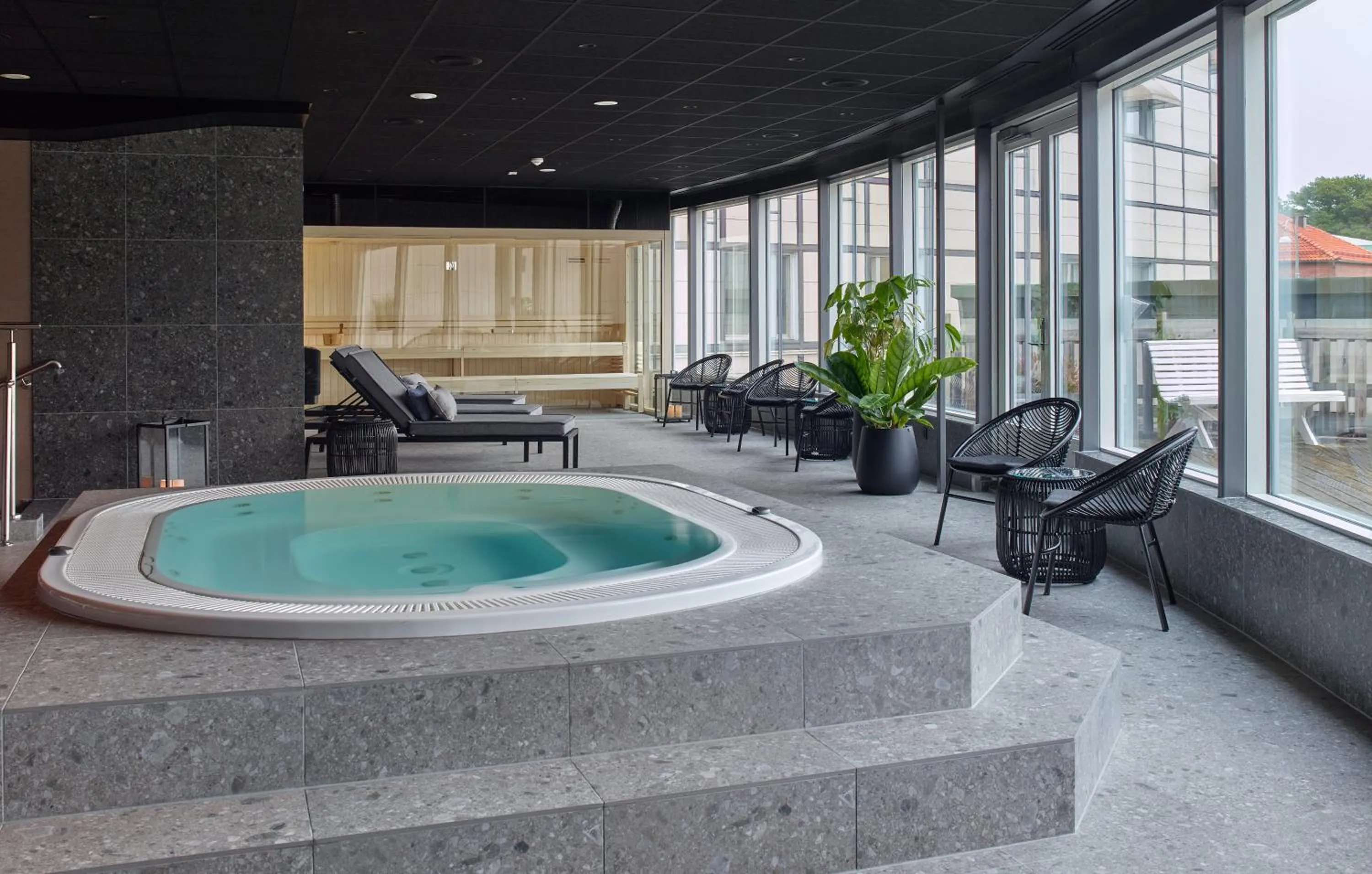 Swimming pool in Scandic Opalen