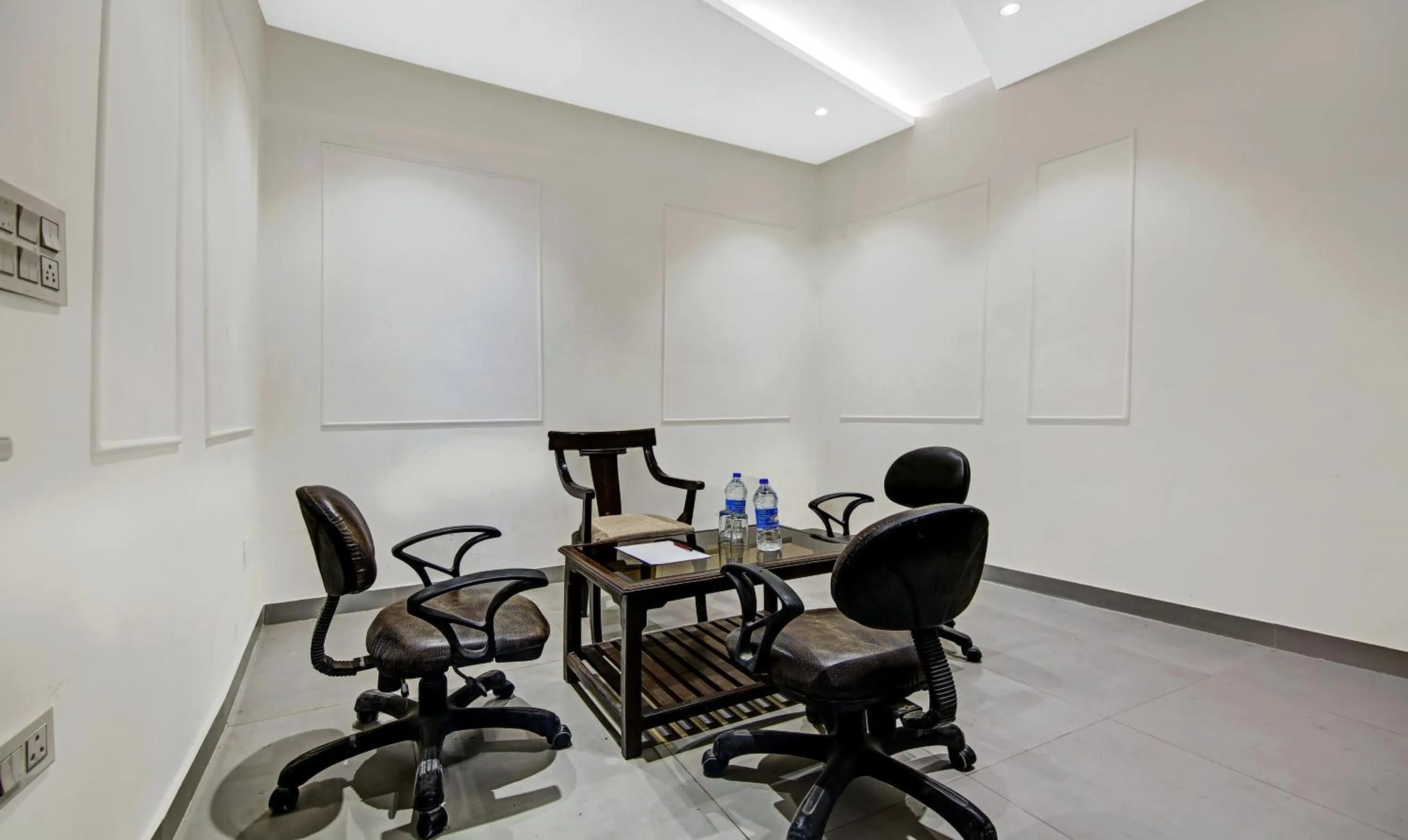 Meeting/conference room in Itsy Hotels Amrita Raghunath Bazaar Jammu