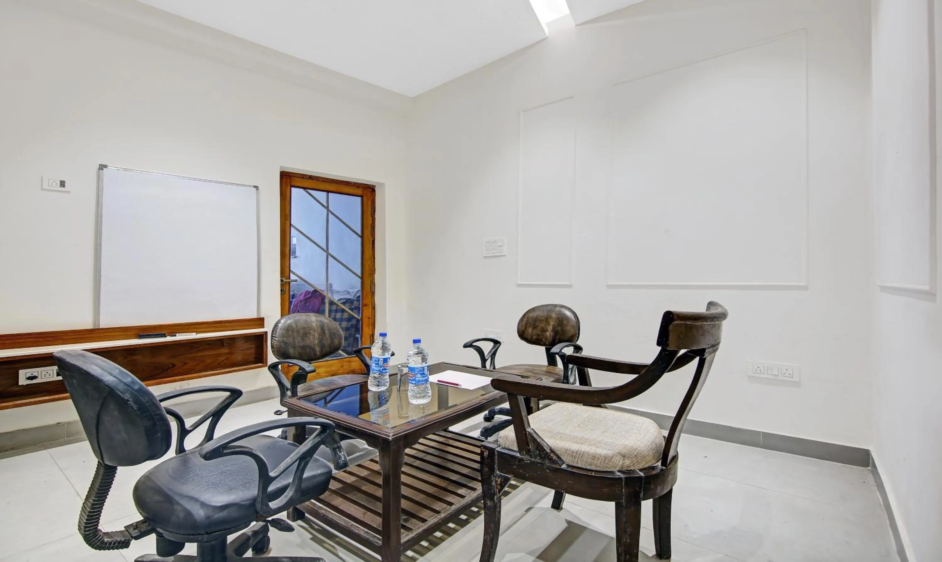 Meeting/conference room in Itsy Hotels Amrita Raghunath Bazaar Jammu