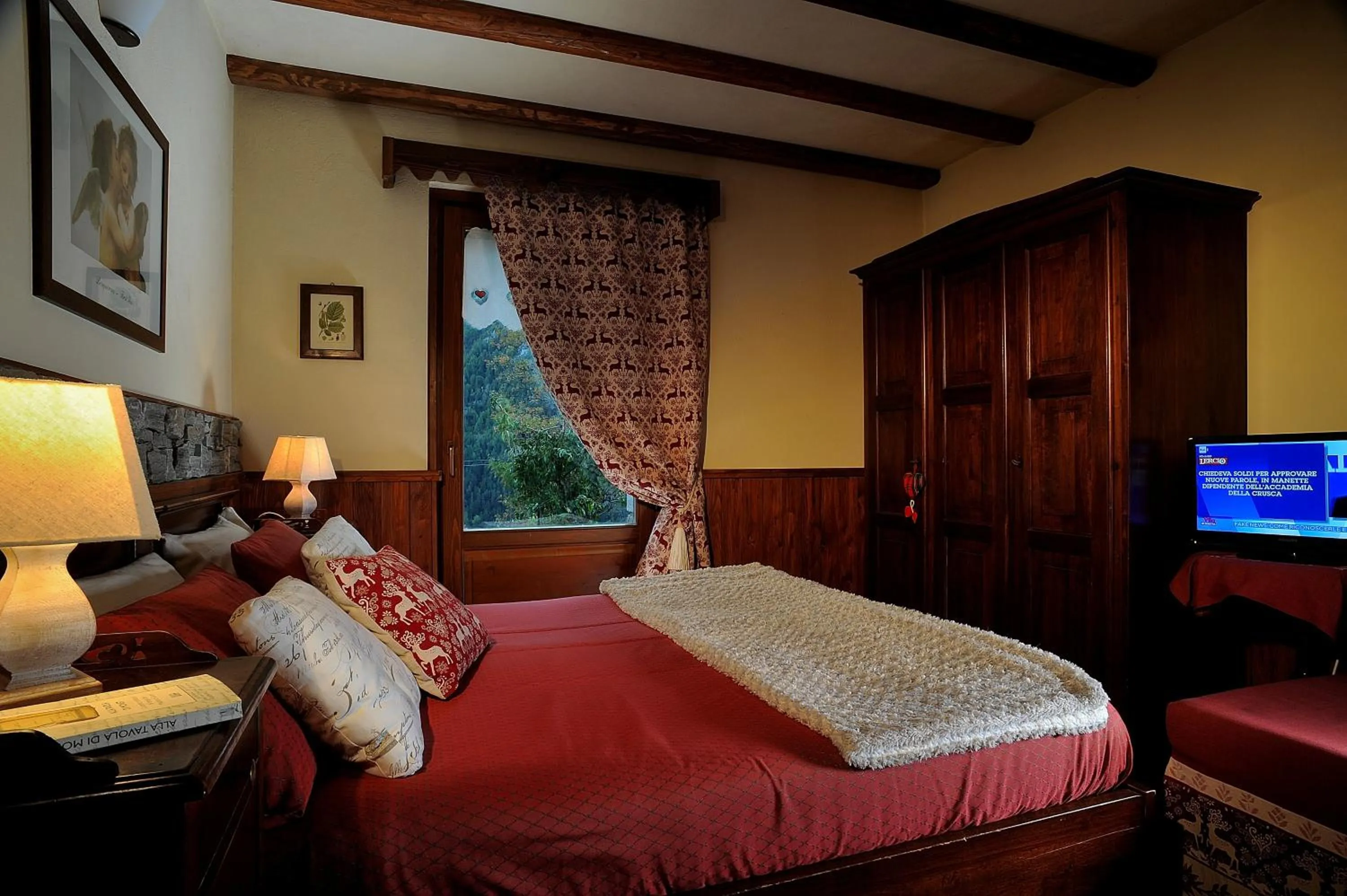 Bedroom, Bed in Aparthotel Foyer d'antan SUITE con caminetto hammam o vasca idromassaggio